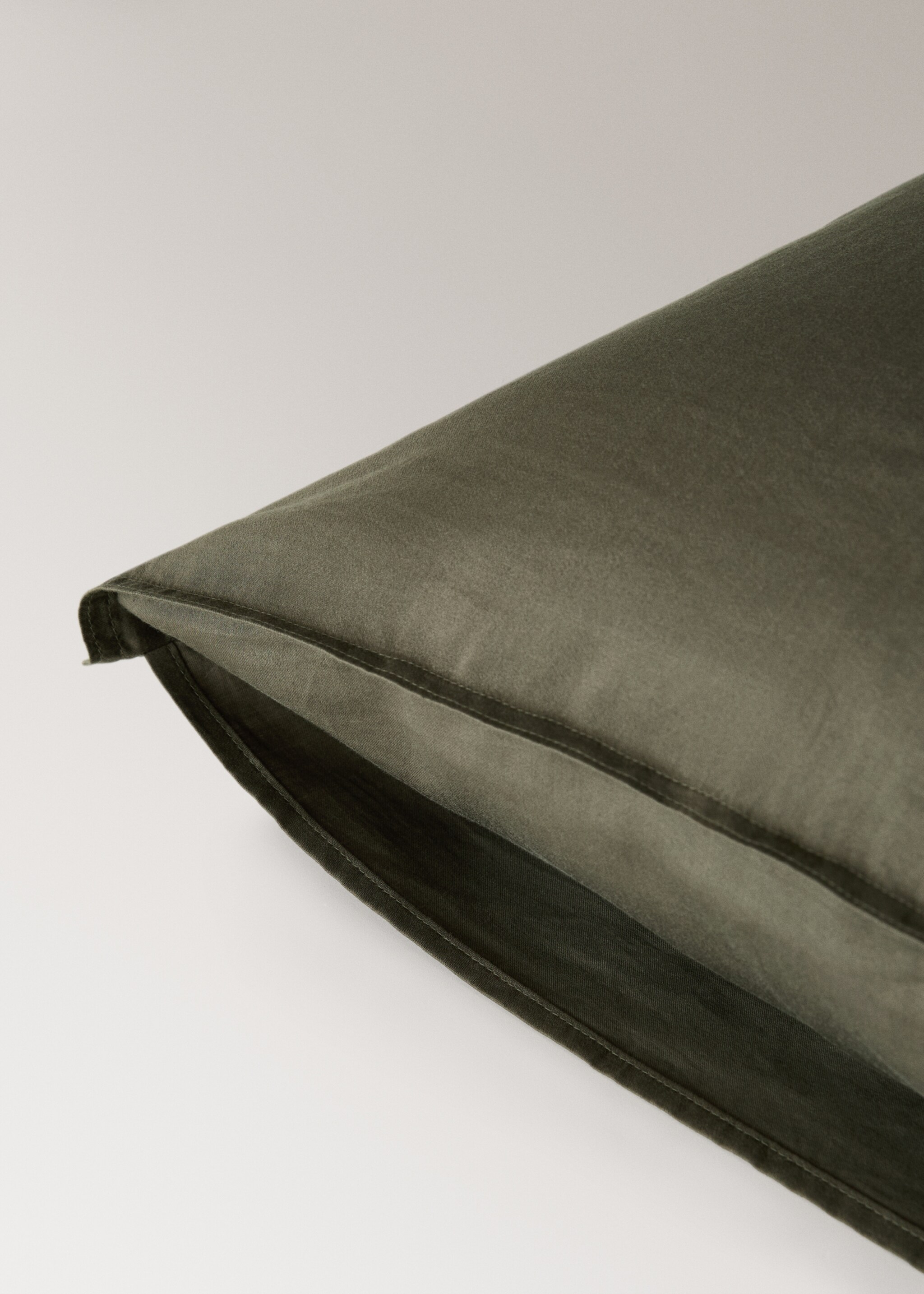 Deux taies d’oreiller en coton et satin lavé double surpiqûre 60x60 cm - Détail de l'article 2, Olive. Ref: 17041536-00.