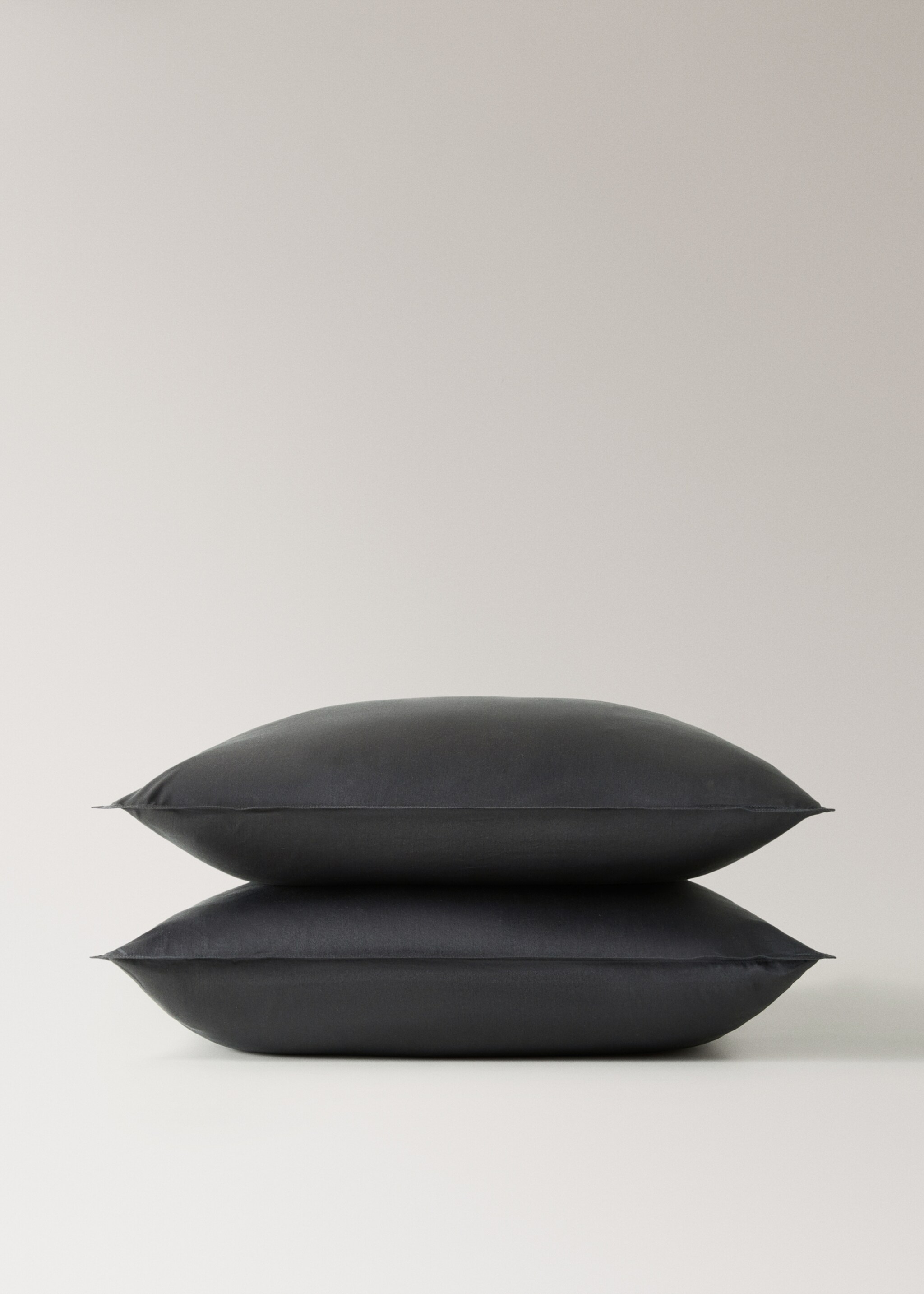 Two washed cotton satin pillowcases with double stitching 60x60 cm - Details of the article 1, Charcoal. Ref: 17041536-00.