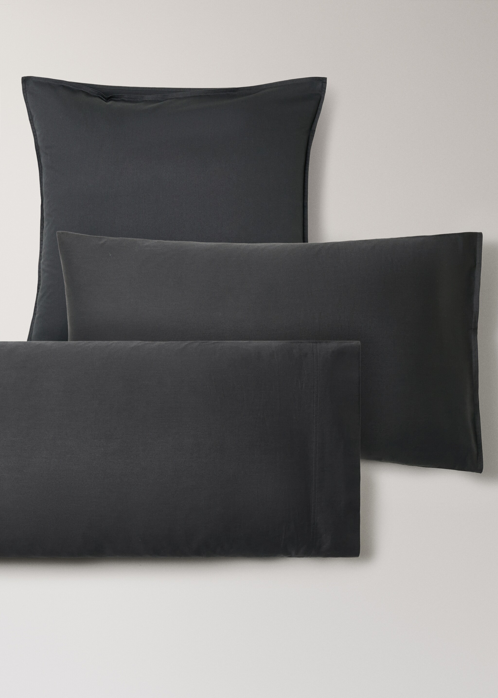 Two washed cotton satin pillowcases with double stitching 60x60 cm - Details of the article 4, Charcoal. Ref: 17041536-00.
