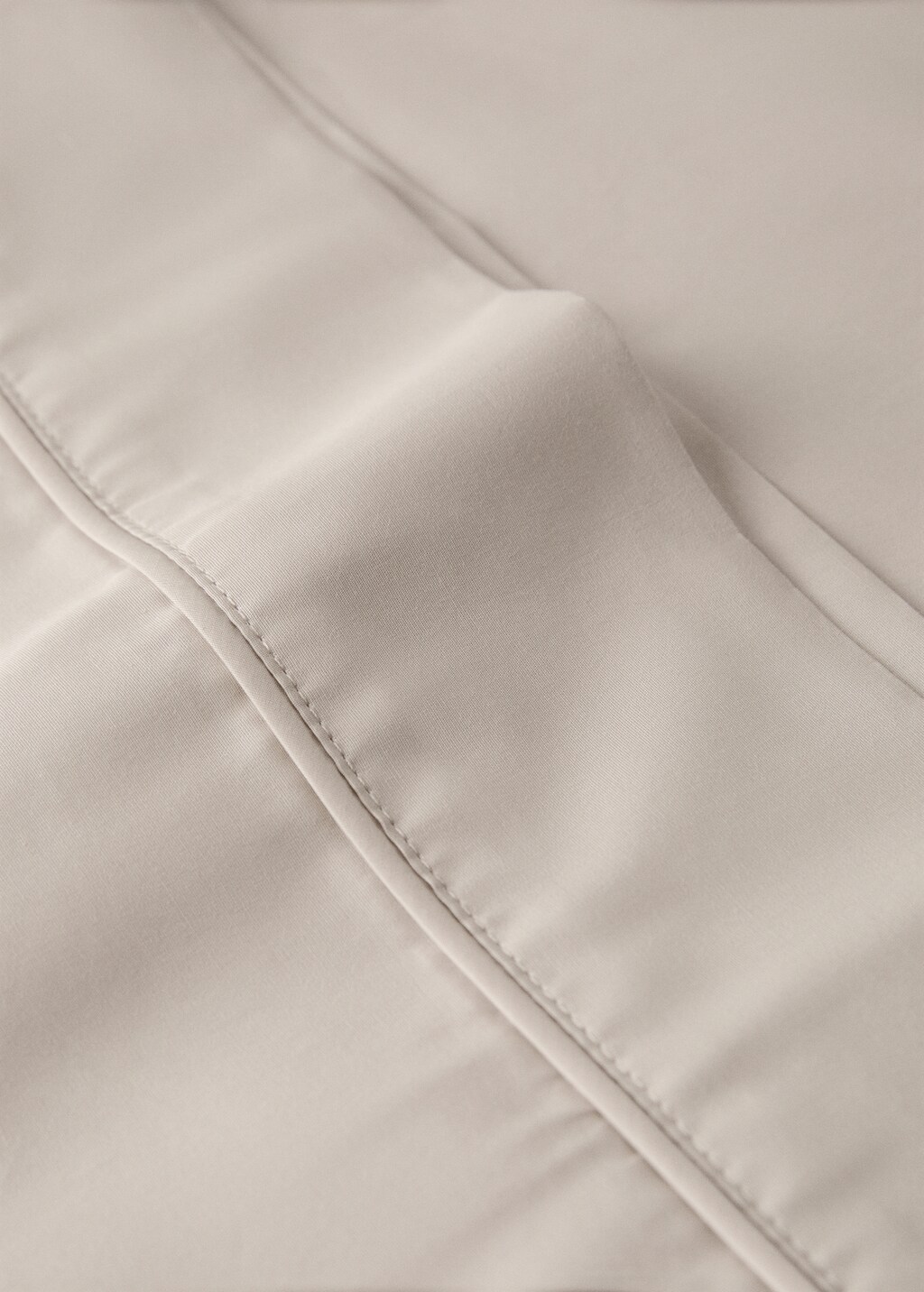 500-thread count cotton percale pillowcase with rounded piping detail 45x110 cm