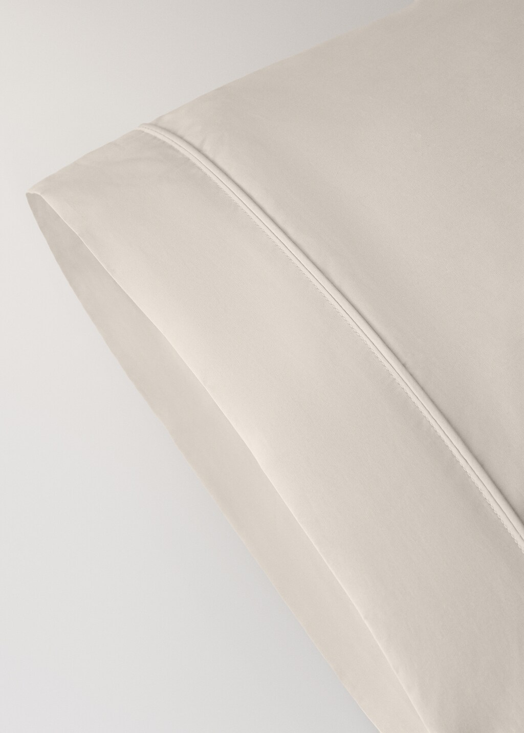 500-thread count cotton percale pillowcase with rounded piping detail 45x110 cm