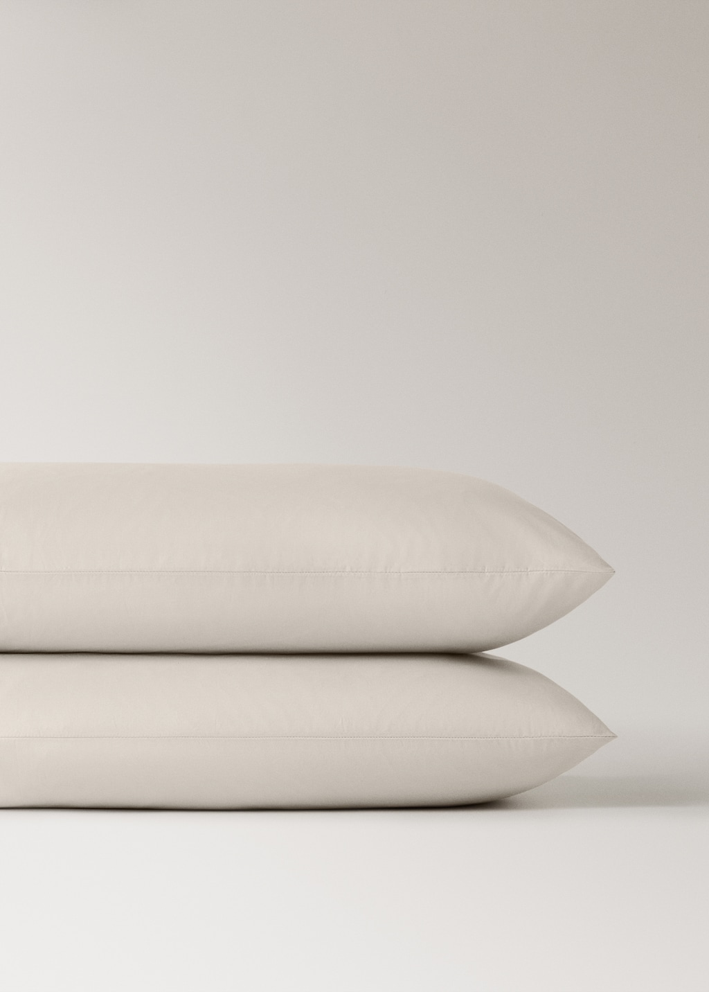 Two 500-thread count cotton percale pillowcases with rounded piping detail 50x75 cm