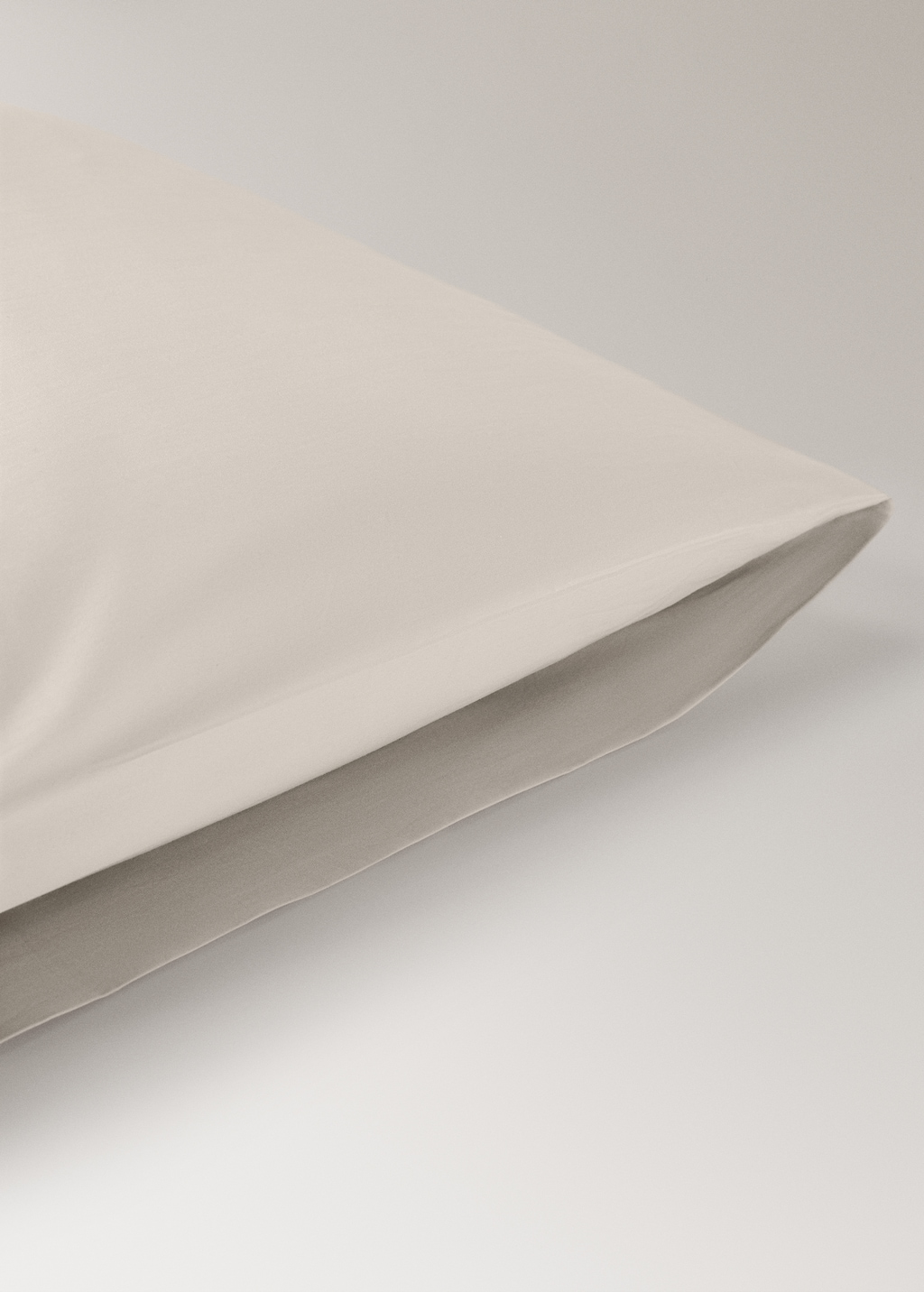 Two 500-thread count cotton percale pillowcases with rounded piping detail 50x75 cm
