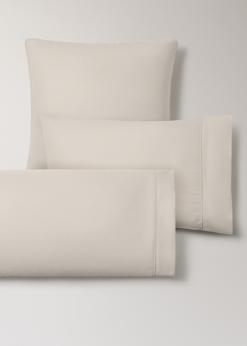 Two 500-thread count cotton percale pillowcases with rounded piping detail 50x75 cm