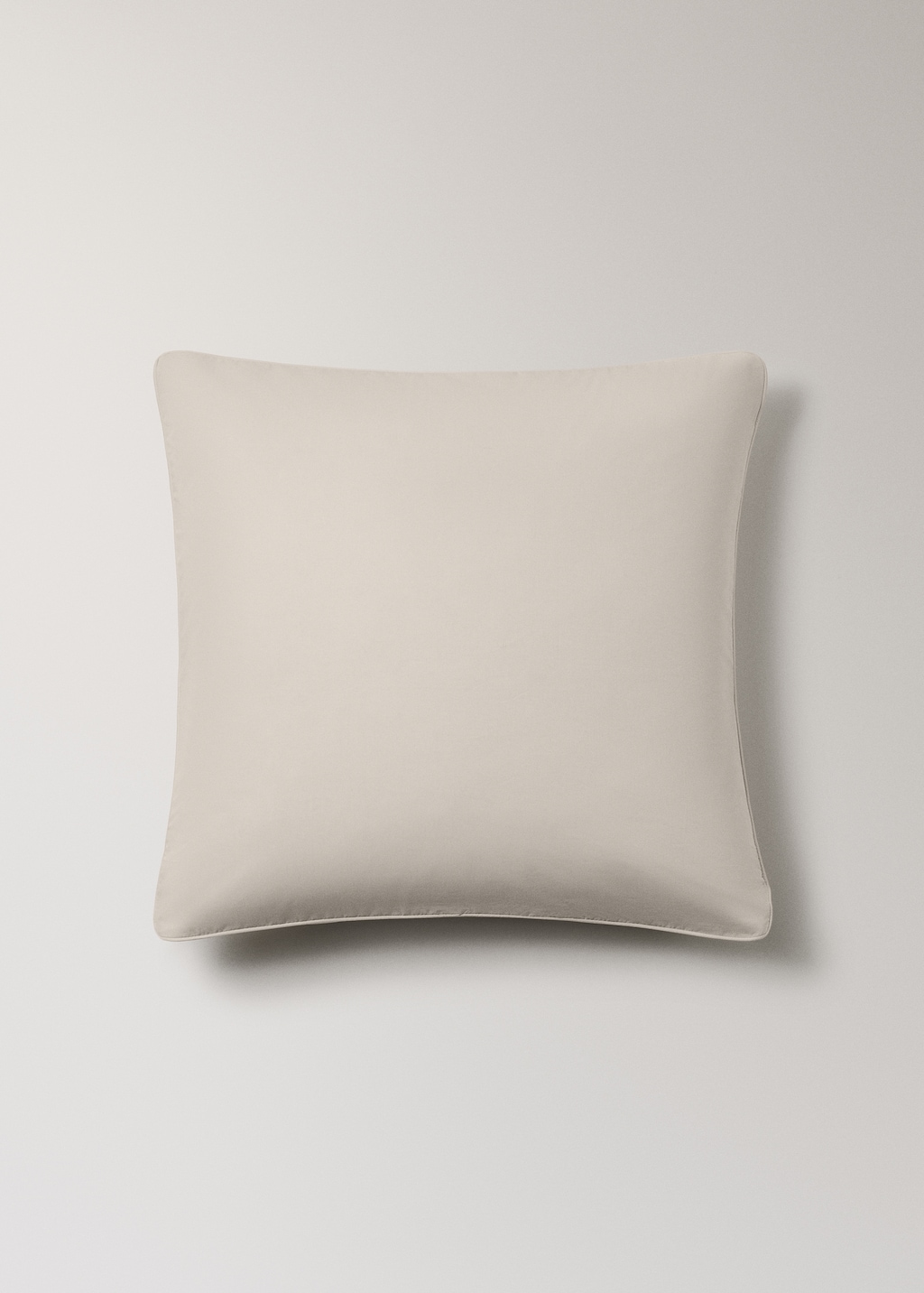 Two 500-thread count cotton percale pillowcases with rounded piping detail 60x60 cm
