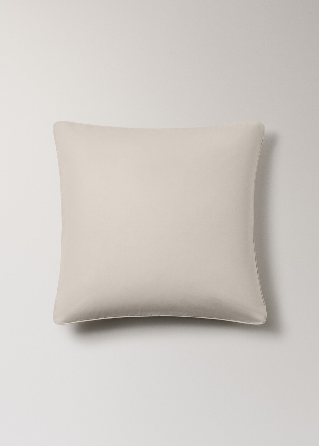 Two 500-thread count cotton percale pillowcases with rounded piping detail 60x60 cm