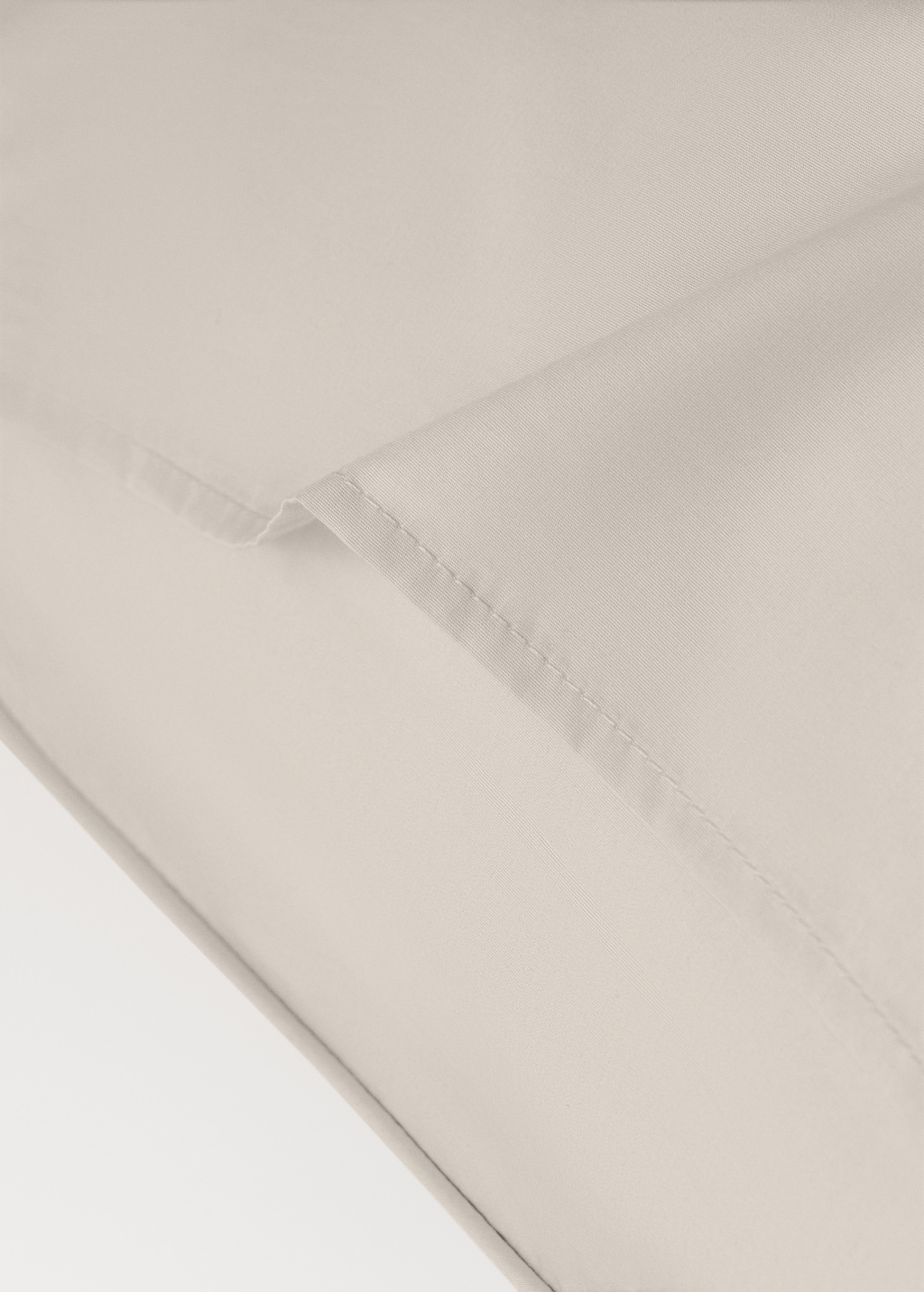 Two 500-thread count cotton percale pillowcases with rounded piping detail 60x60 cm