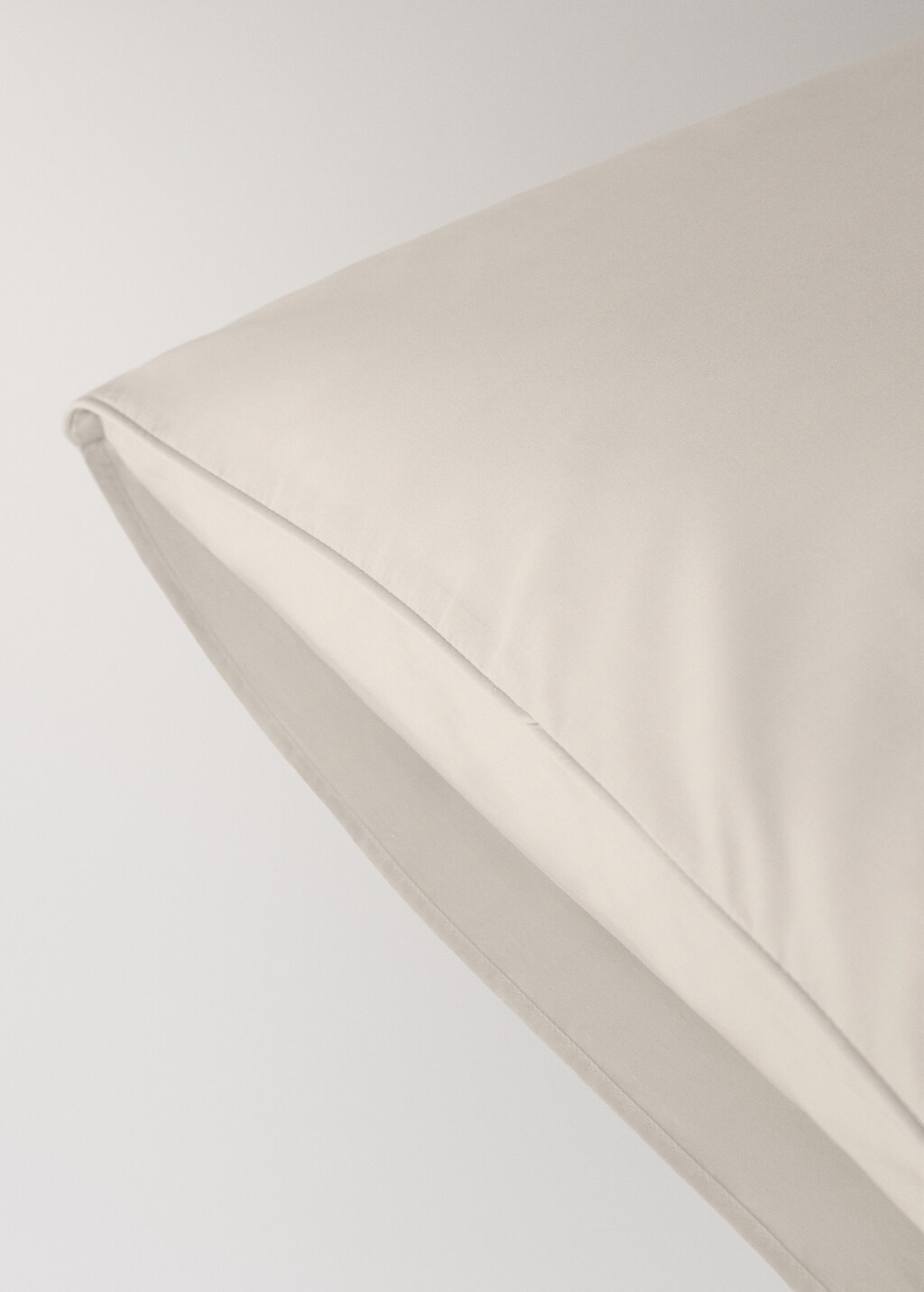 Two 500-thread count cotton percale pillowcases with rounded piping detail 60x60 cm