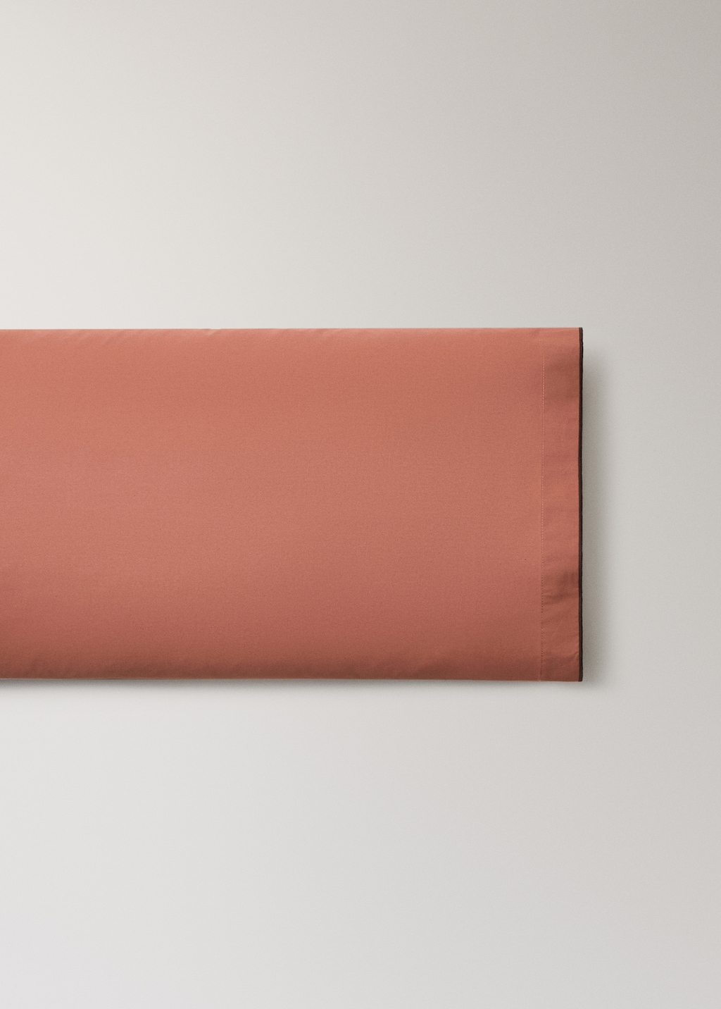 Cotton percale pillowcase with overlock stitching 45x110 cm