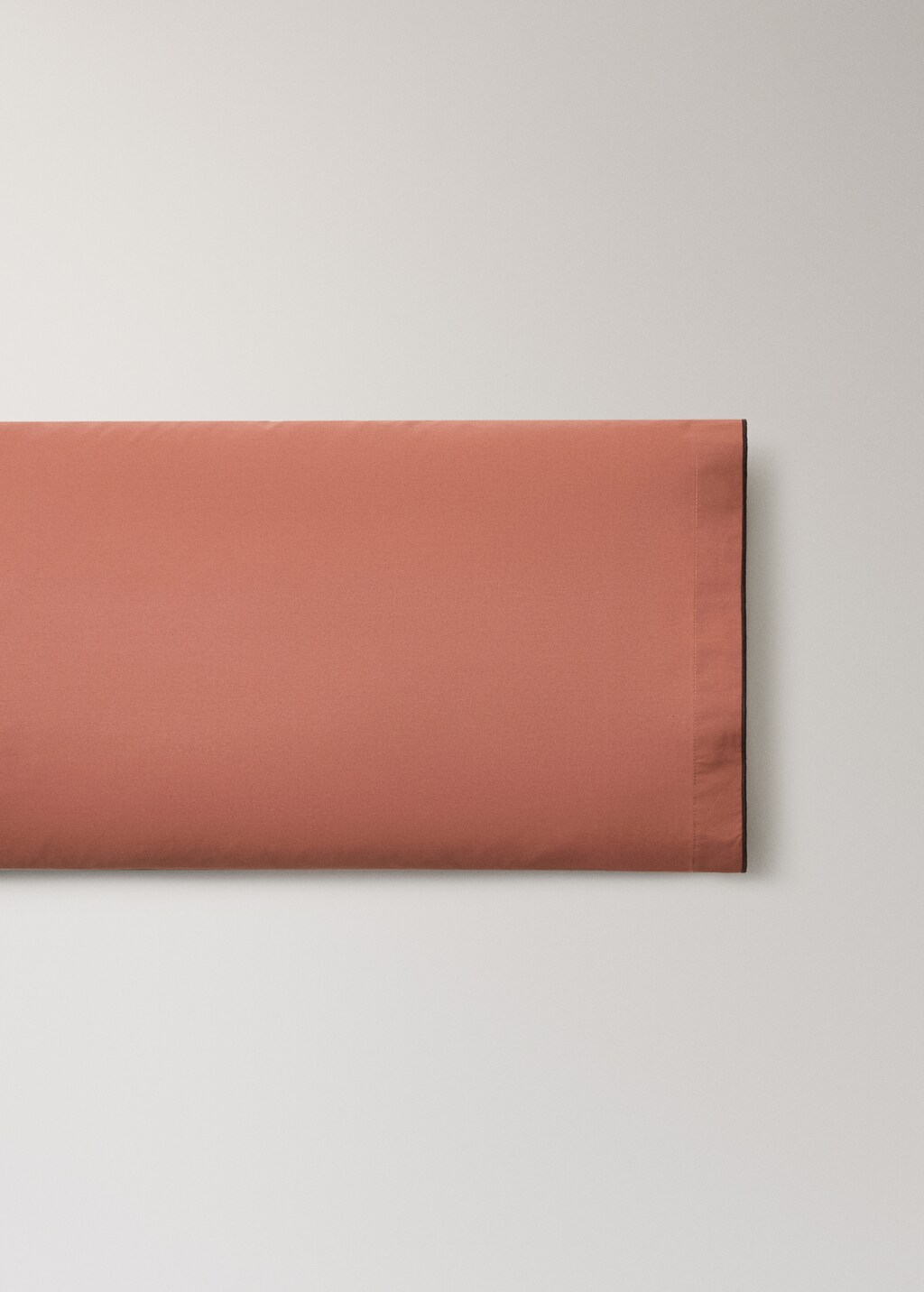 Cotton percale pillowcase with overlock stitching 45x110 cm