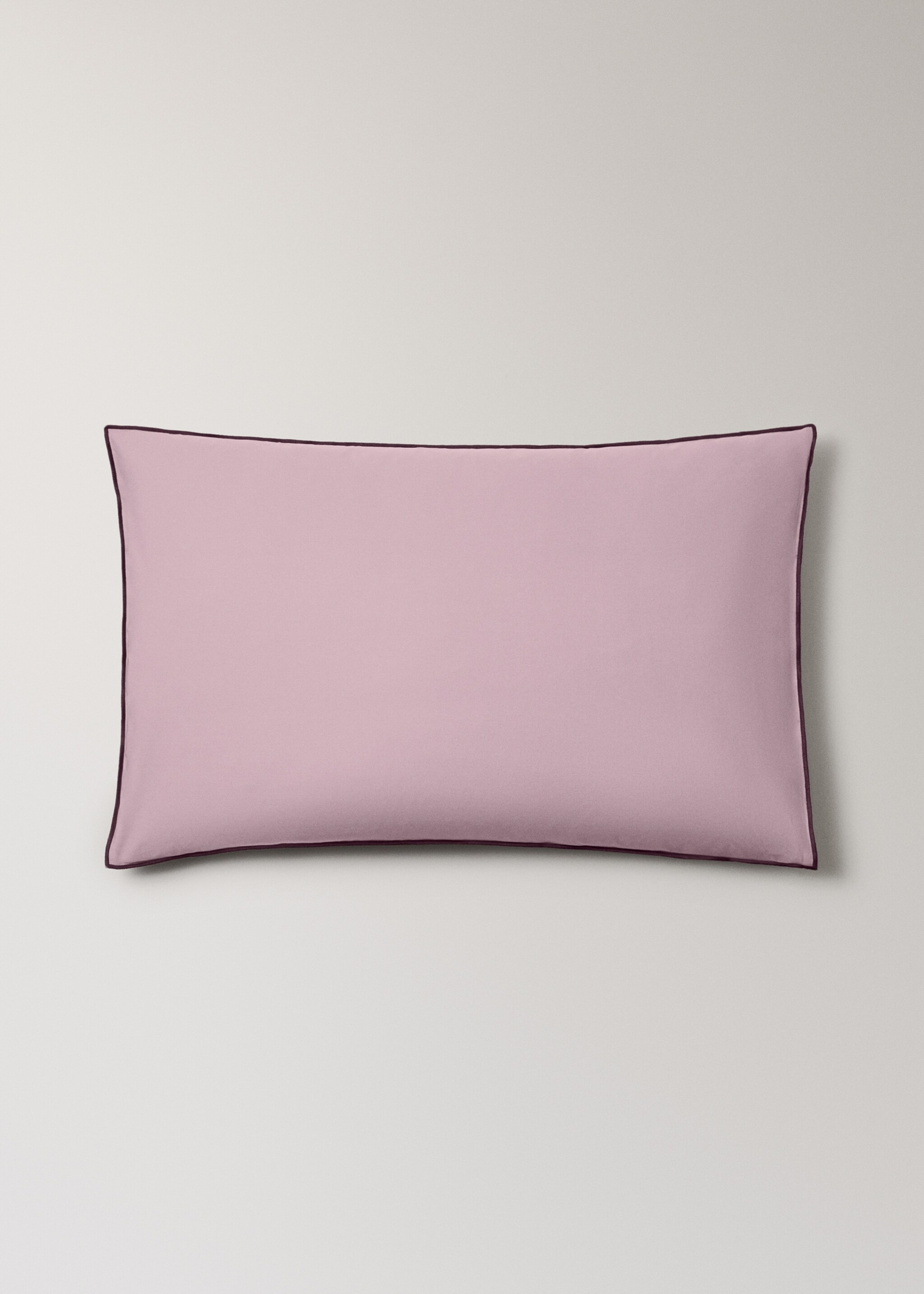 Twee kussenslopen van percal katoen, 200 thread count, met contrasterende overlock, 50x75 cm - Artikel zonder model, Pruim. Ref: 17041544-00.