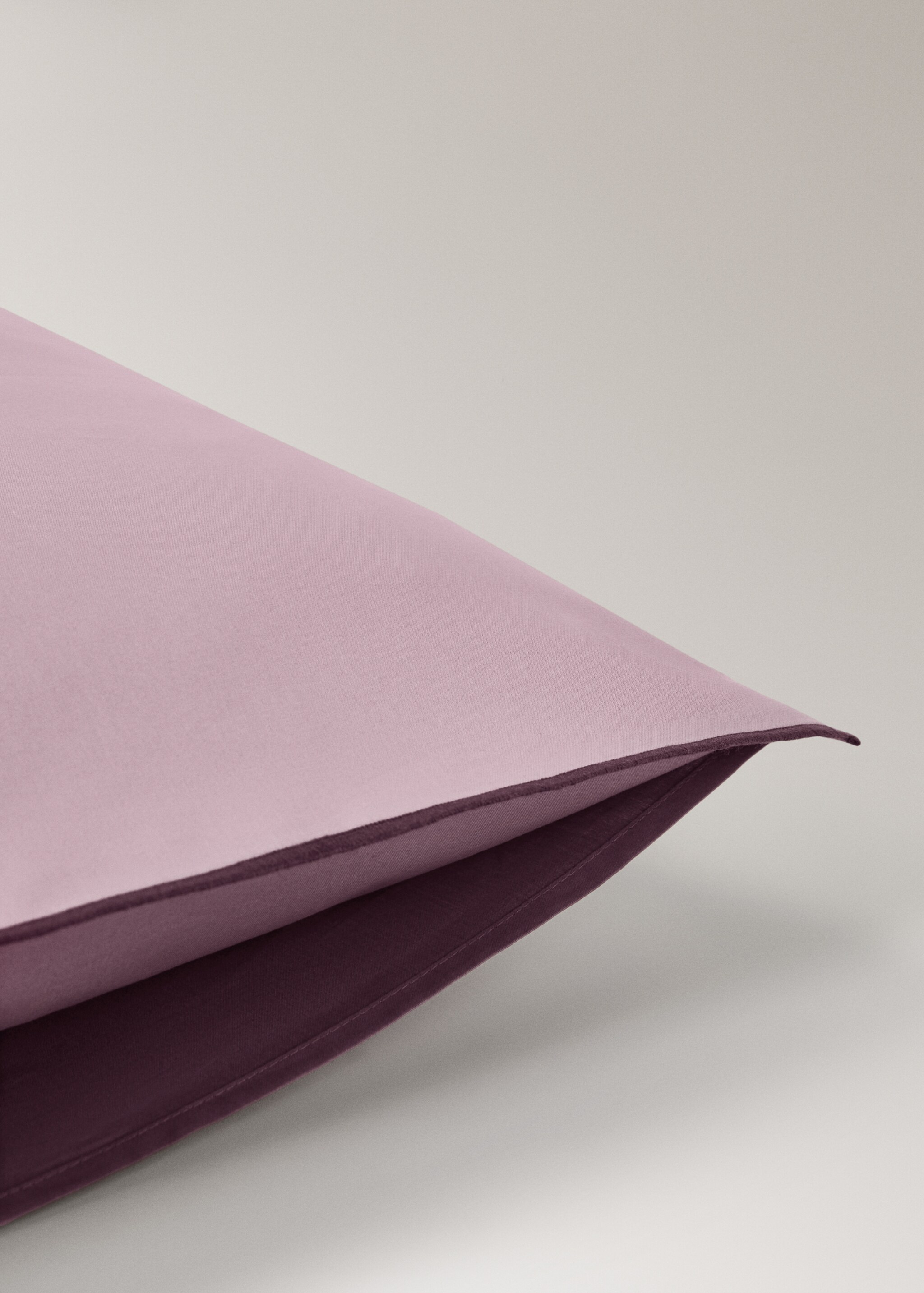 Twee kussenslopen van percal katoen, 200 thread count, met contrasterende overlock, 50x75 cm - Detail van het artikel 2, Pruim. Ref: 17041544-00.