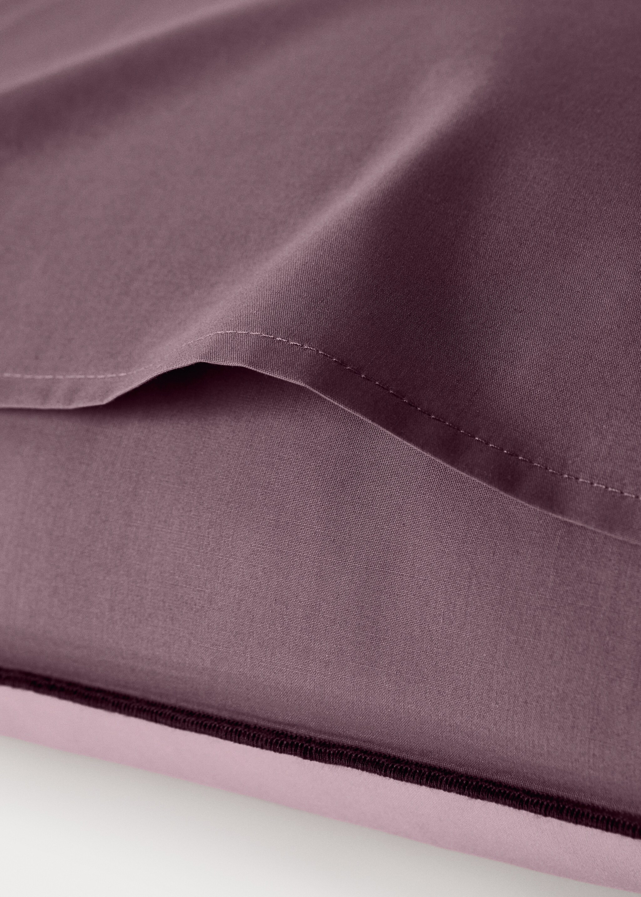 Twee kussenslopen van percal katoen, 200 thread count, met contrasterende overlock, 50x75 cm - Detail van het artikel 3, Pruim. Ref: 17041544-00.