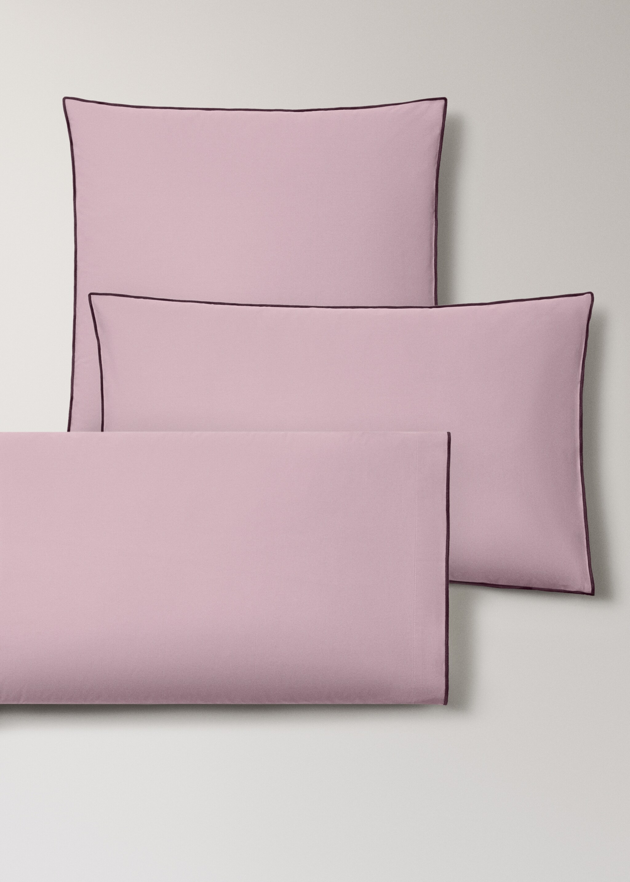 Twee kussenslopen van percal katoen, 200 thread count, met contrasterende overlock, 50x75 cm - Detail van het artikel 4, Pruim. Ref: 17041544-00.