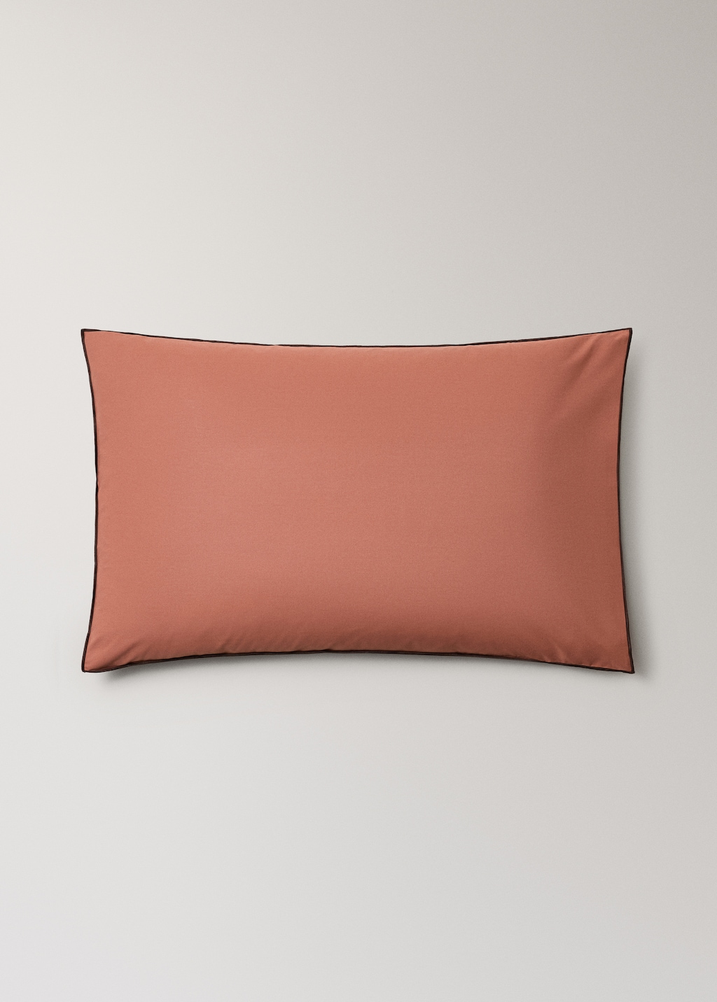 Two 200-thread count percale cotton pillowcases with contrasting overlock 50x75 cm