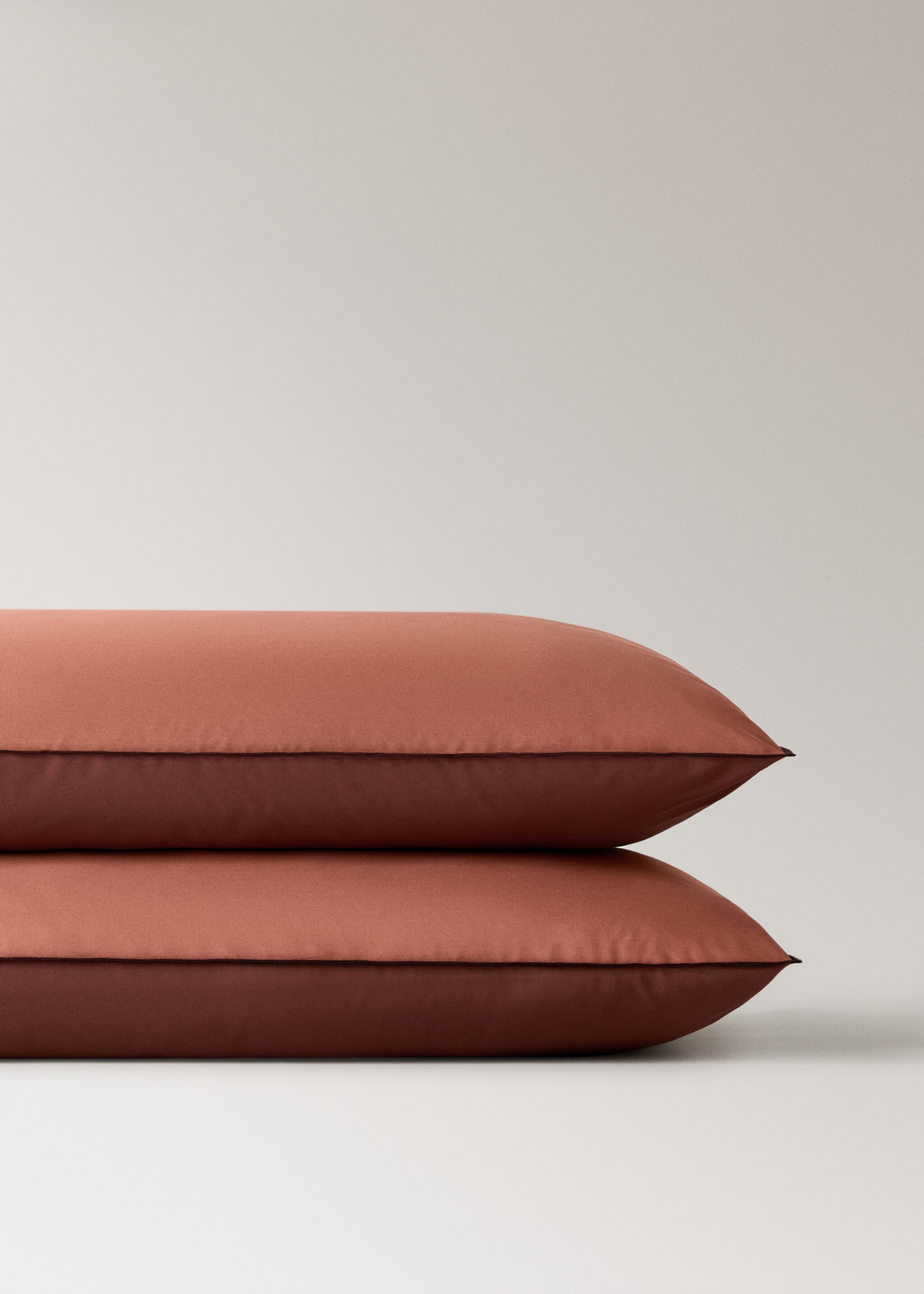 Twee kussenslopen van percal katoen, 200 thread count, met contrasterende overlock, 50x75 cm - Detail van het artikel 1, Geraniumroze. Ref: 17041544-00.