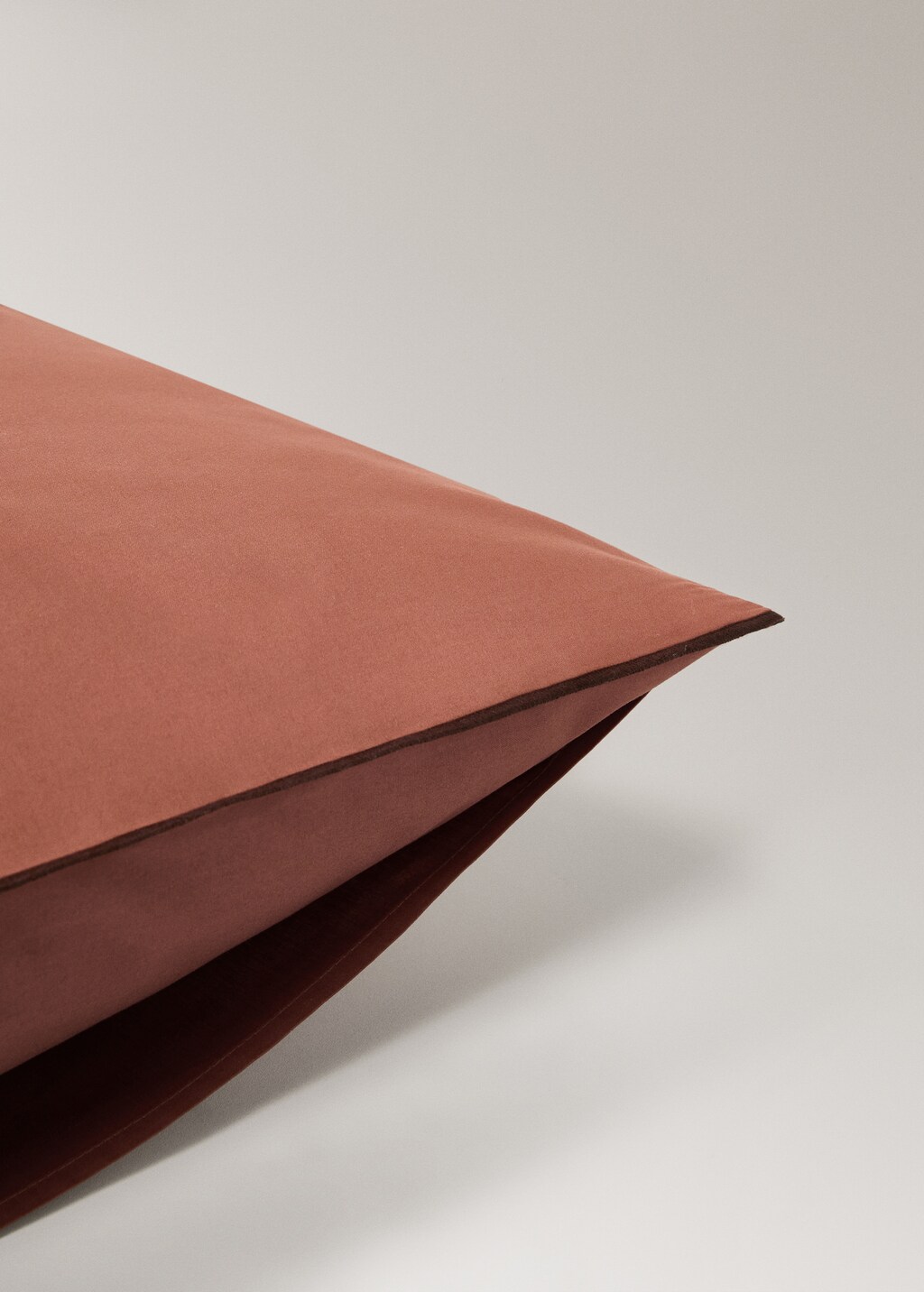 Two 200-thread count percale cotton pillowcases with contrasting overlock 50x75 cm