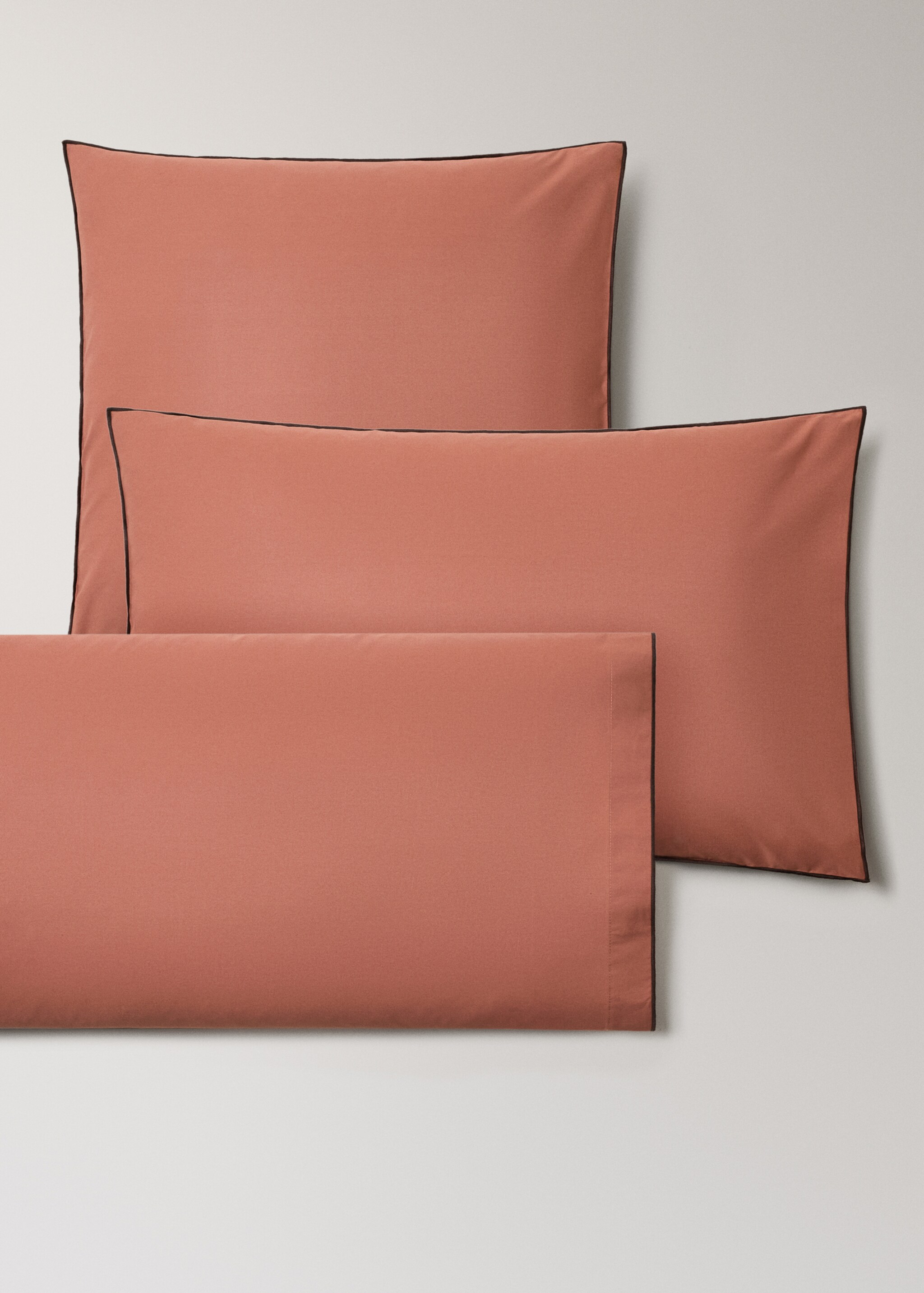Twee kussenslopen van percal katoen, 200 thread count, met contrasterende overlock, 50x75 cm - Detail van het artikel 4, Geraniumroze. Ref: 17041544-00.