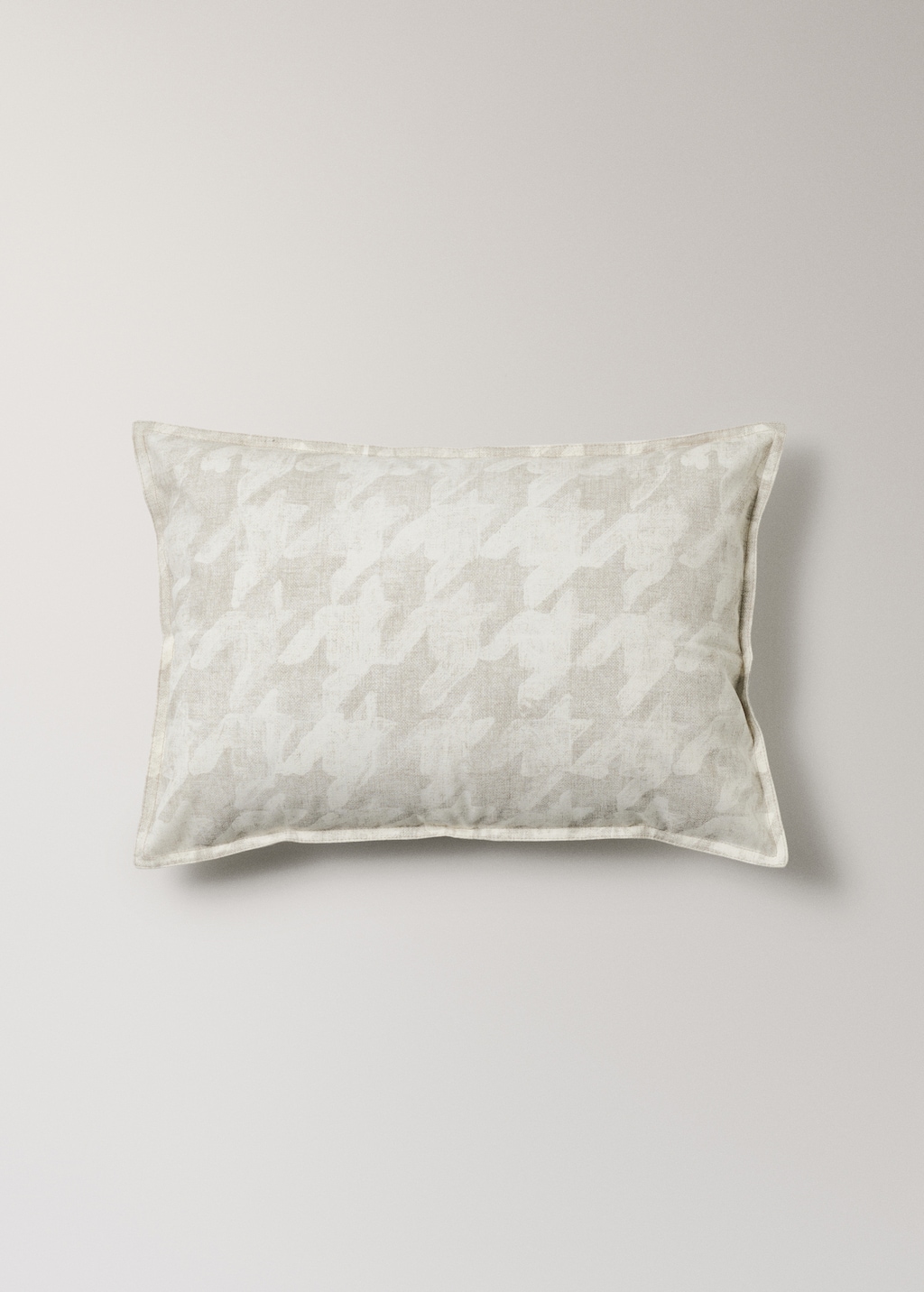 Houndstooth-print cushion cover