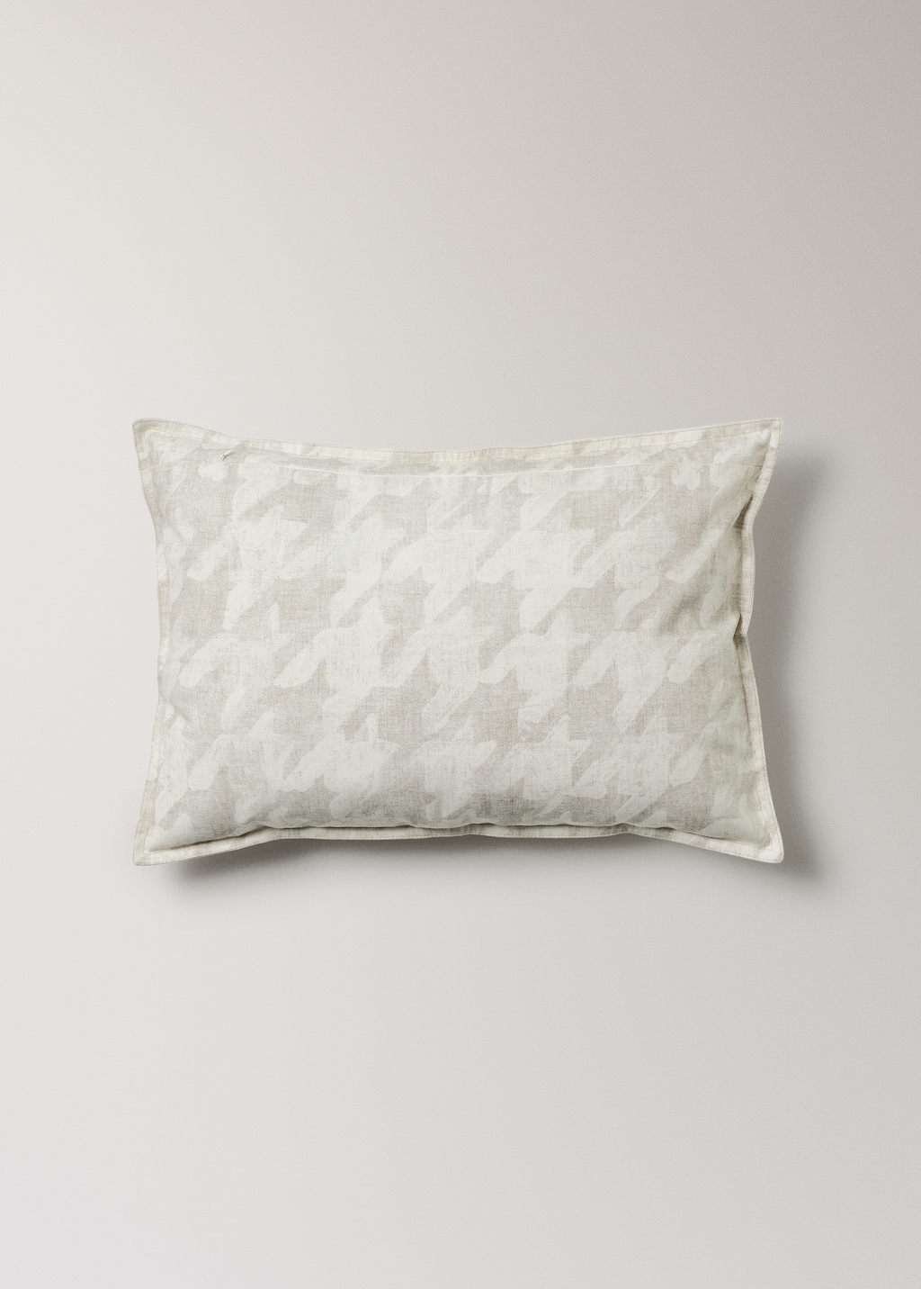 Houndstooth-print cushion cover