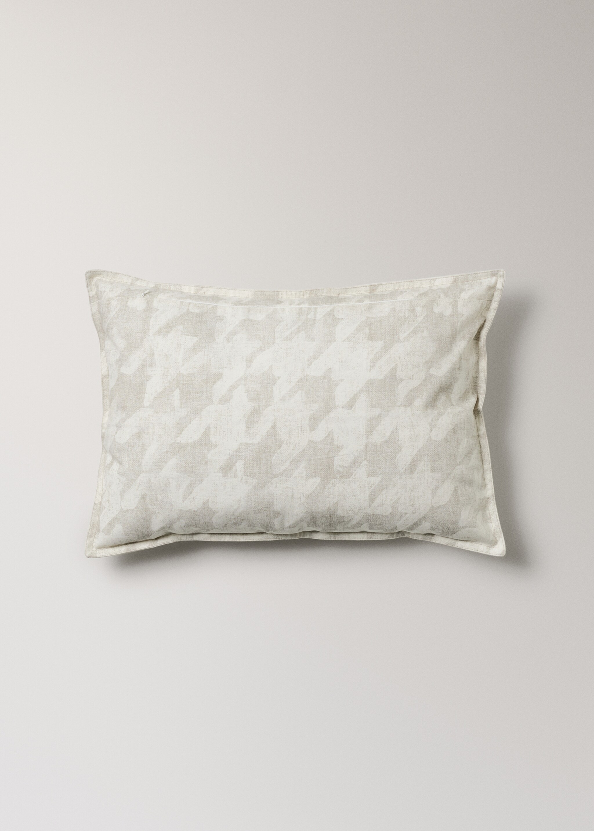 Houndstooth-print cushion cover - Details of the article 1, Light/Pastel Brown. Ref: 17041584-00.