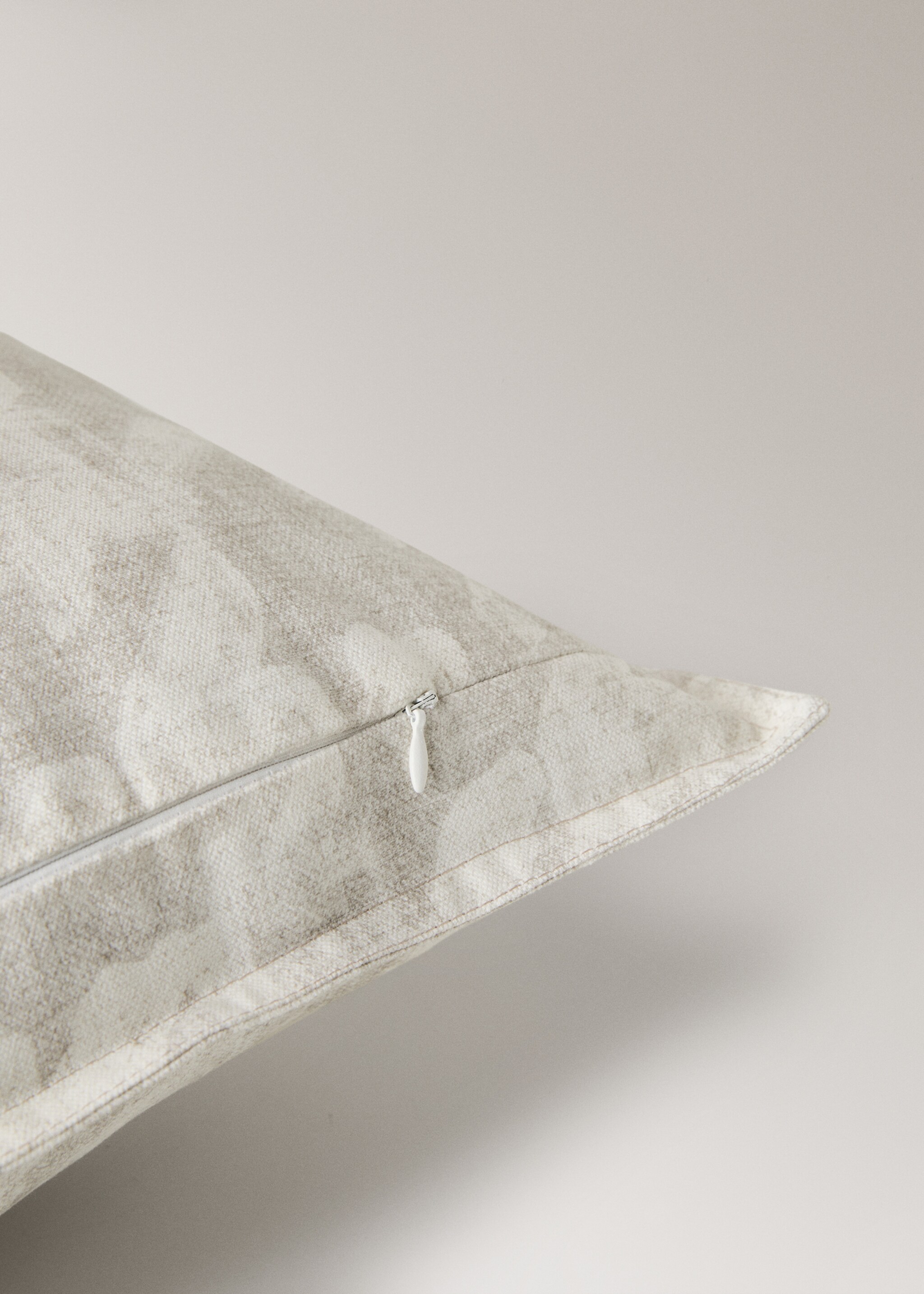 Houndstooth-print cushion cover - Details of the article 2, Light/Pastel Brown. Ref: 17041584-00.