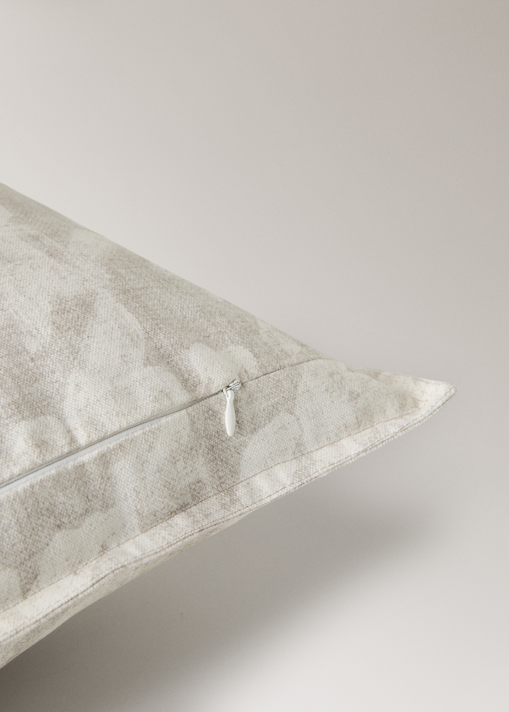 Houndstooth-print cushion cover