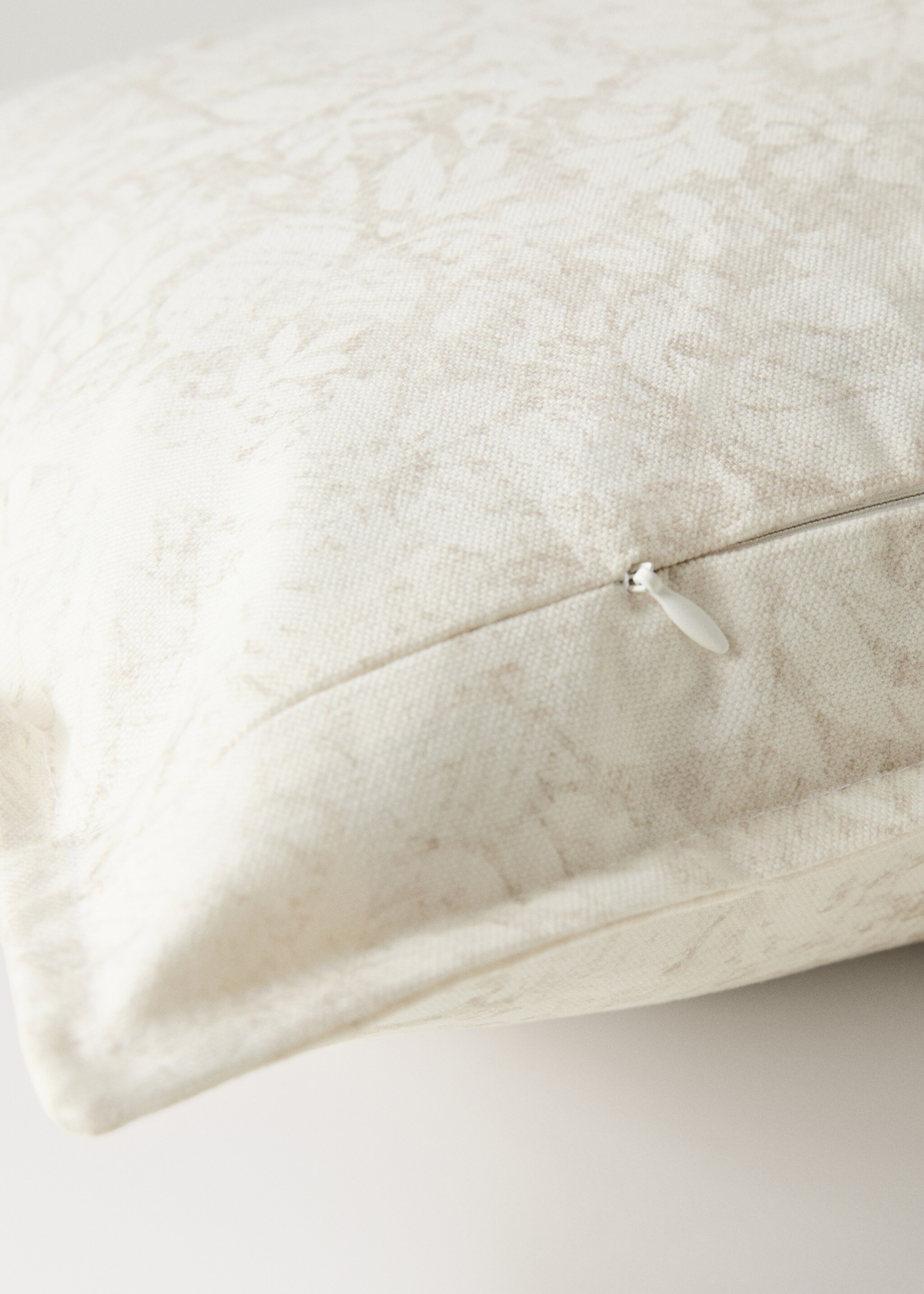 Cotton canvas floral-print cushion cover 40x60 cm - Details of the article 2, Light/Pastel Brown. Ref: 17041585-00.