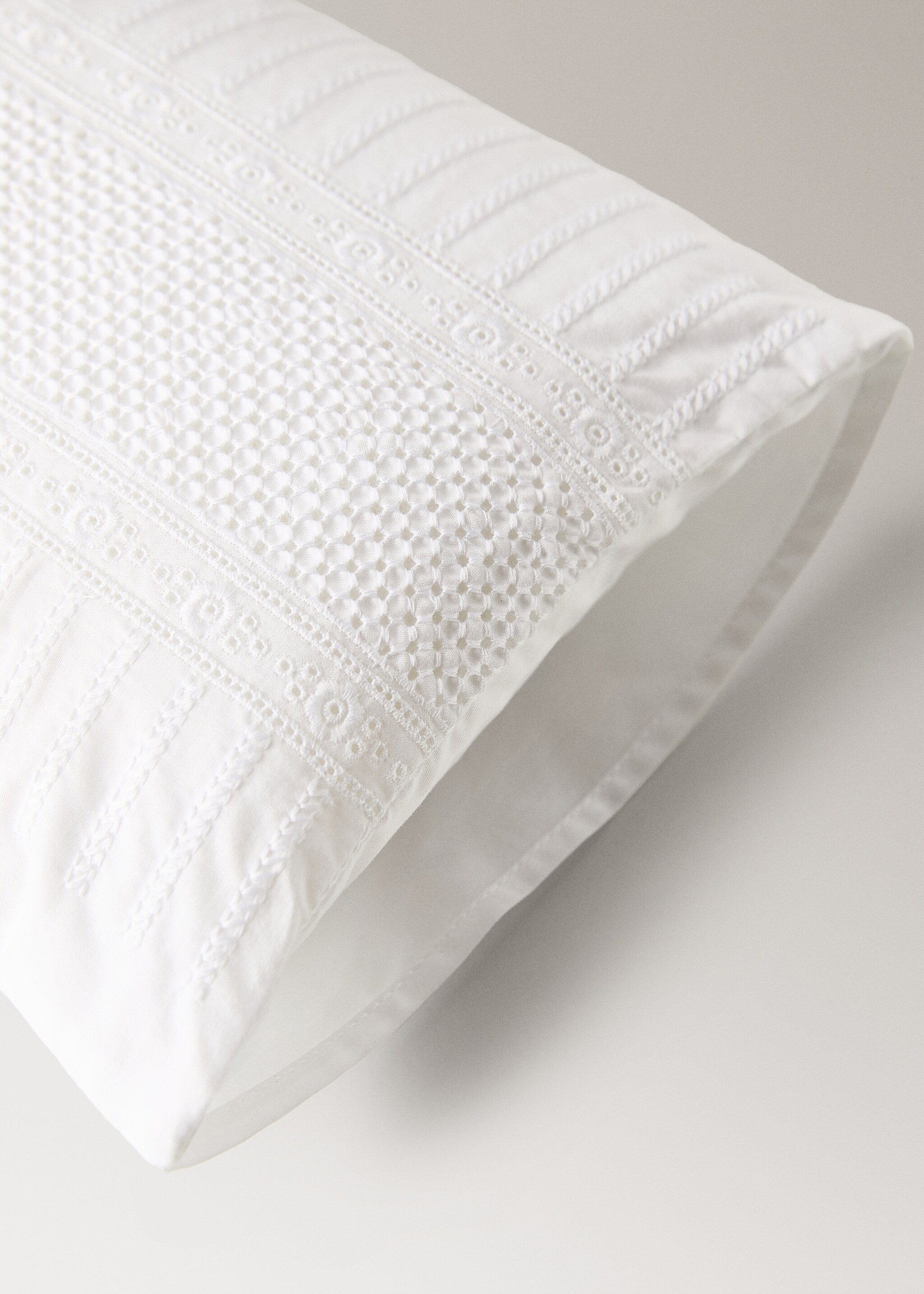 Housse de coussin enfant en coton avec broderies 20x30 cm - Détail de l'article 2, Blanc. Ref: 17041587-00.