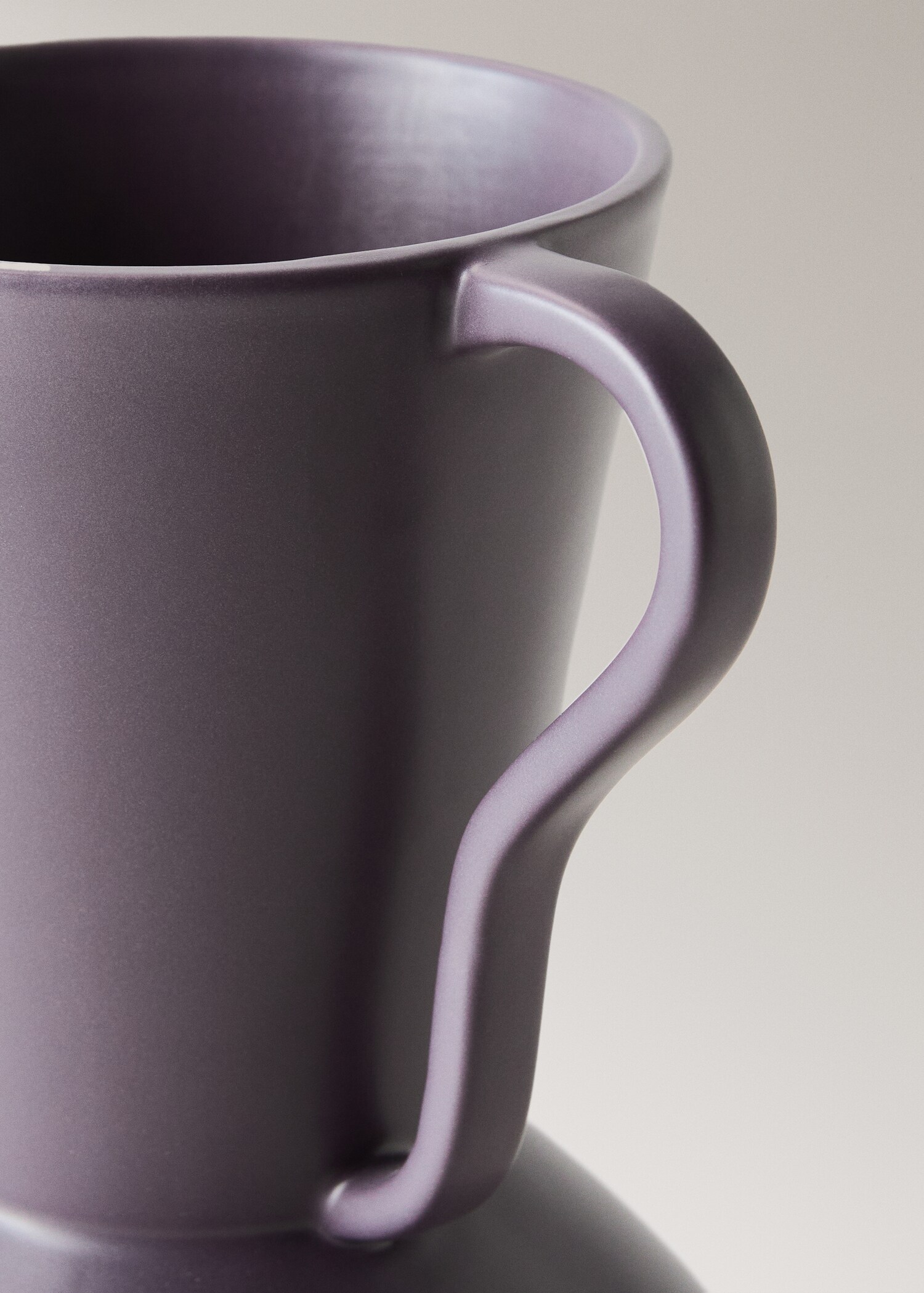 Double-handled earthenware vase - Details of the article 1