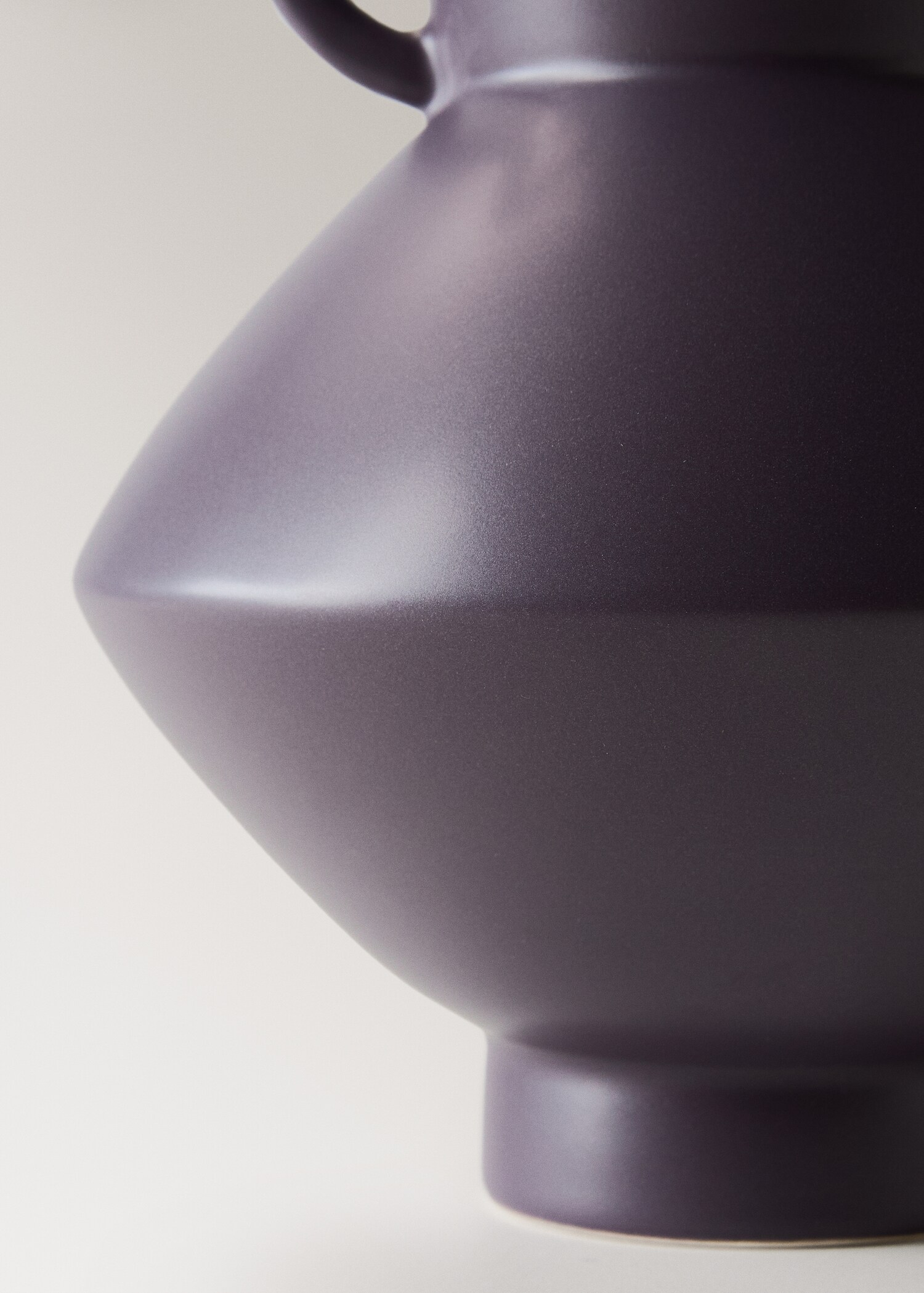 Double-handled earthenware vase - Details of the article 2