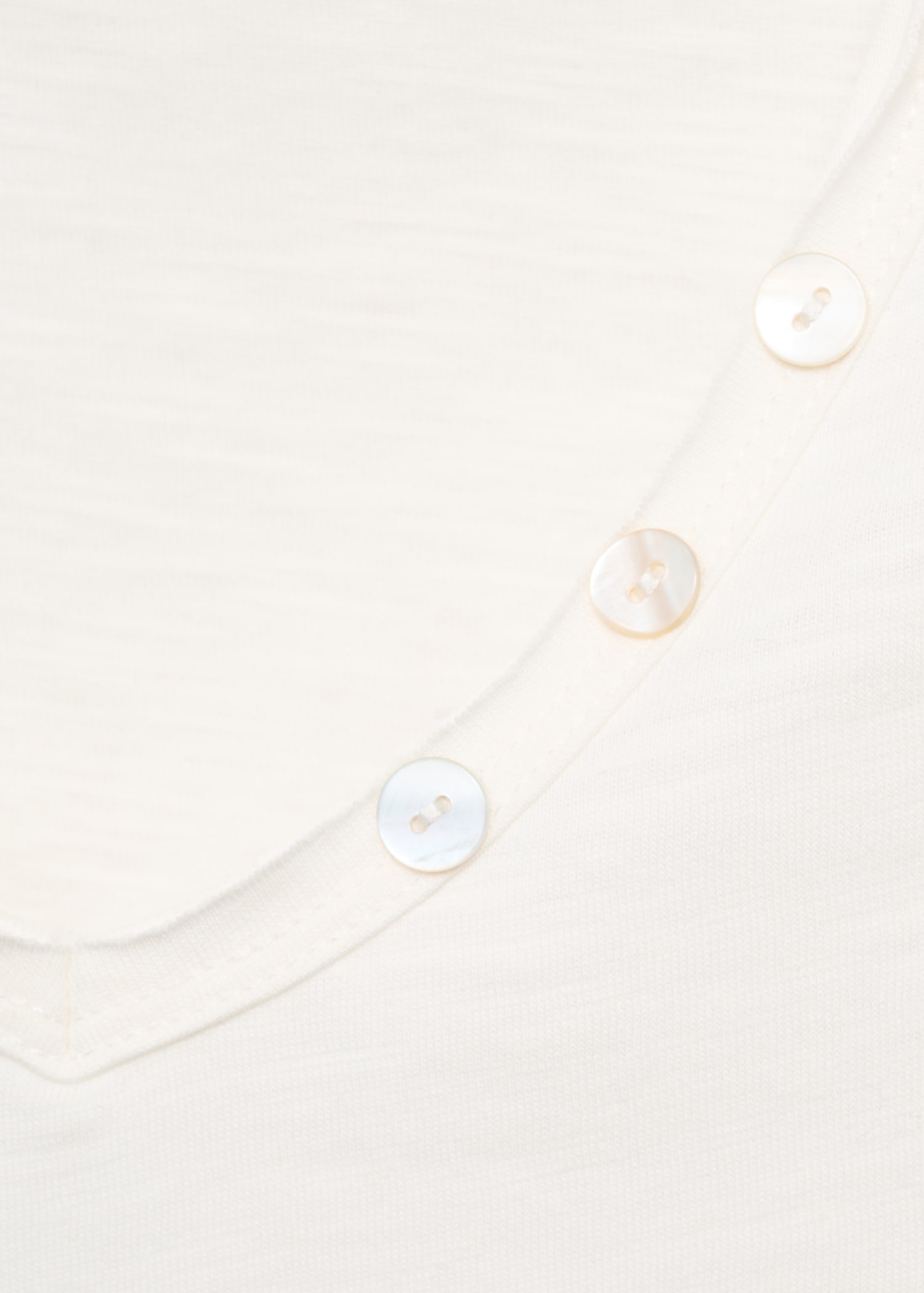 T-shirt with mother-of-pearl button detail - Details of the article 8