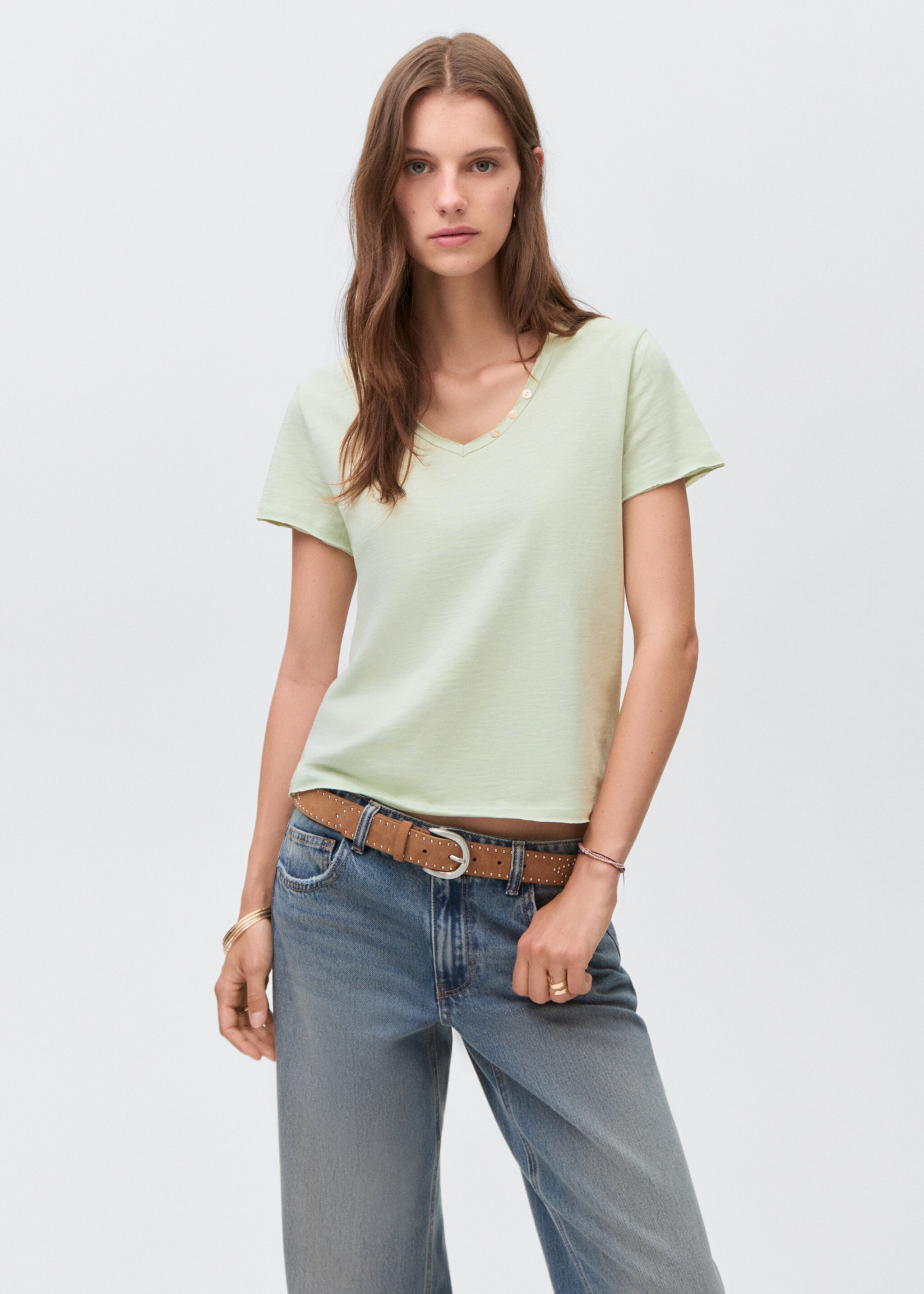 T-shirt détail de bouton en nacre - Plan moyen