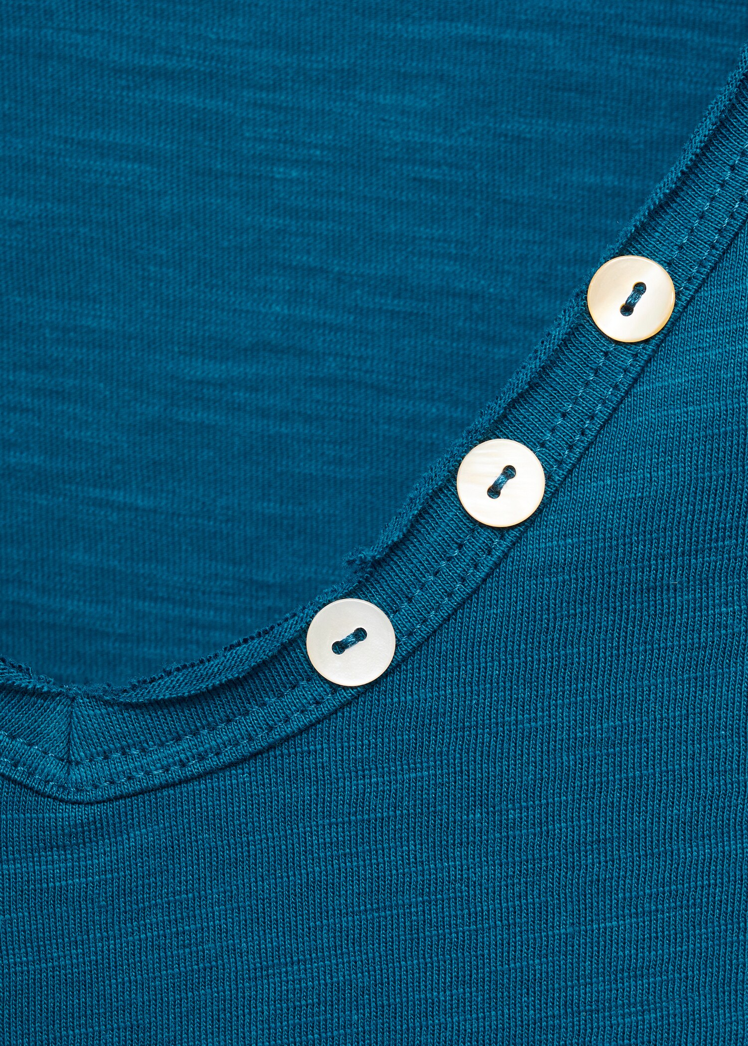 T-shirt with mother-of-pearl button detail - Details of the article 8