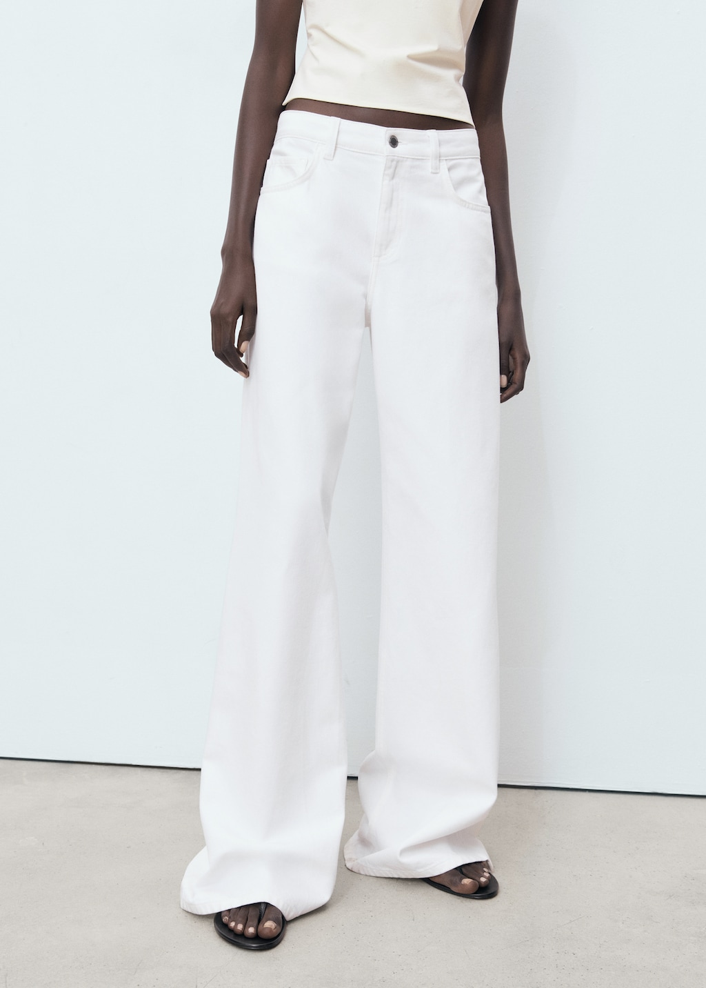 Low-rise wide leg jeans