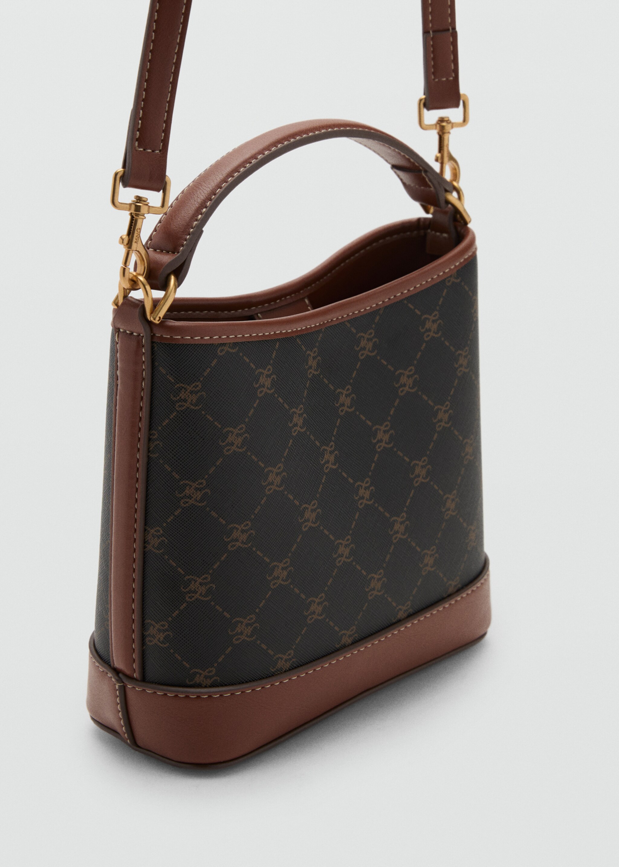 Bolso bucket estampado contraste - Plano medio
