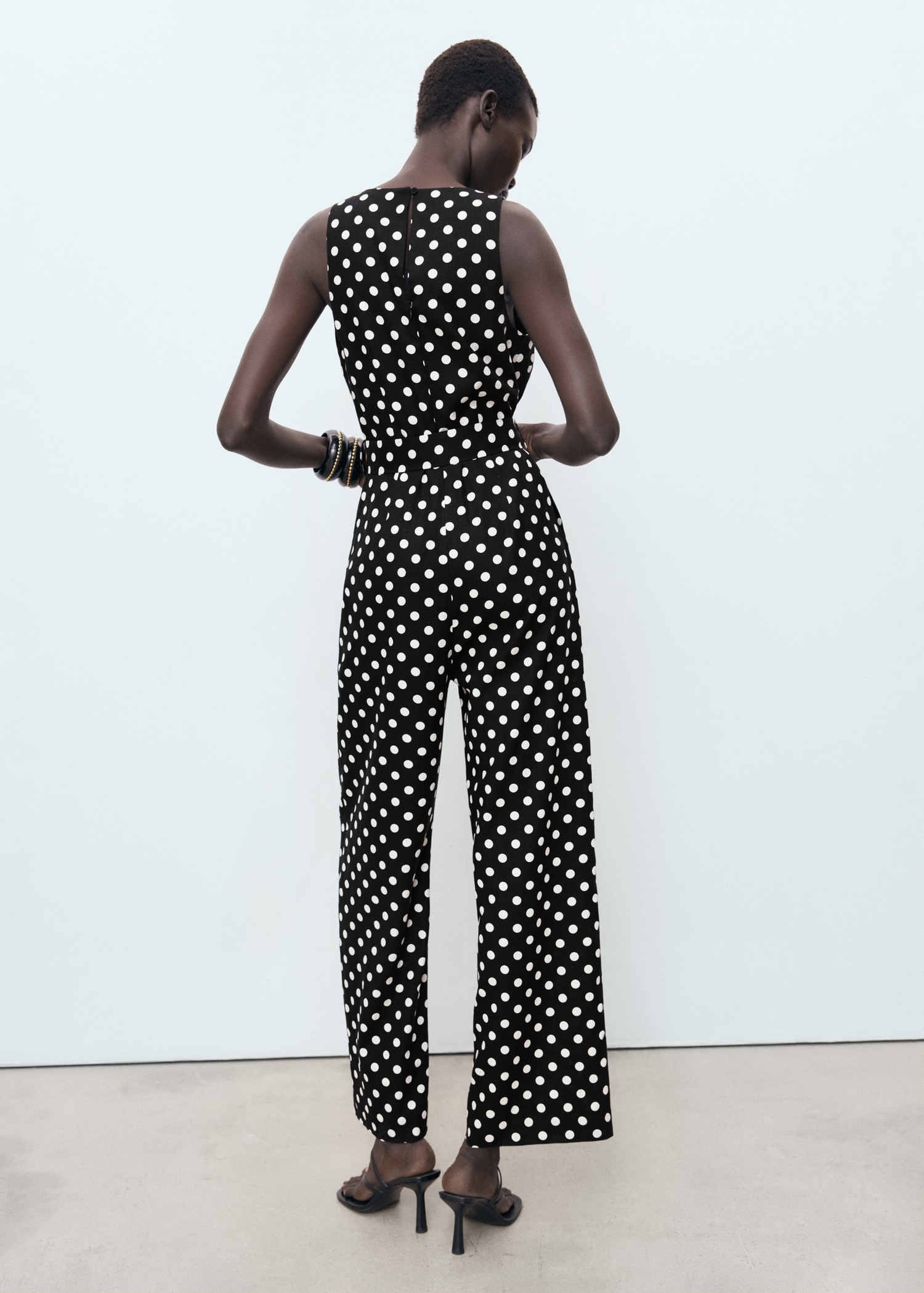 Linen jumpsuit with polka-dot belt - Reverse of the article