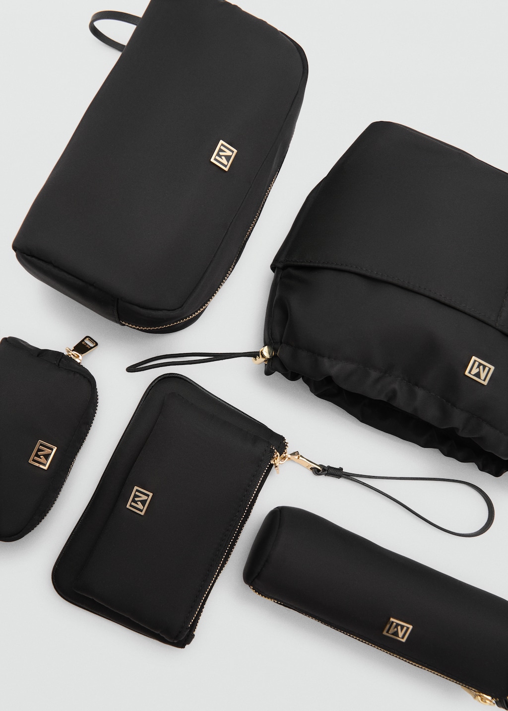 Zipped toiletry bag with logo - Women | MANGO USA