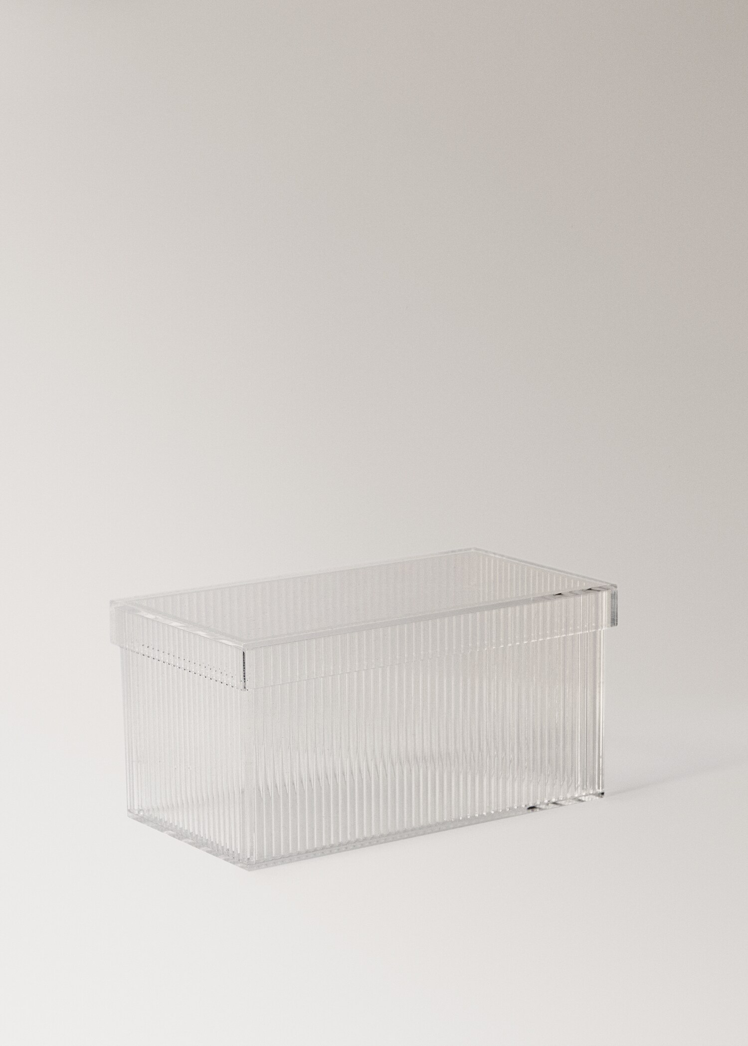 Medium transparent box - Details of the article 1