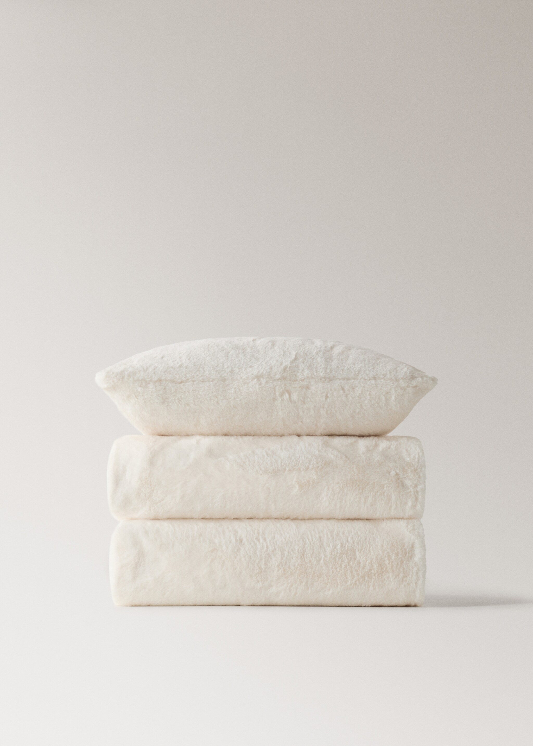 Large double-faced fur-effect blanket - Details of the article 3, Ivory White. Ref: 17043313-00.
