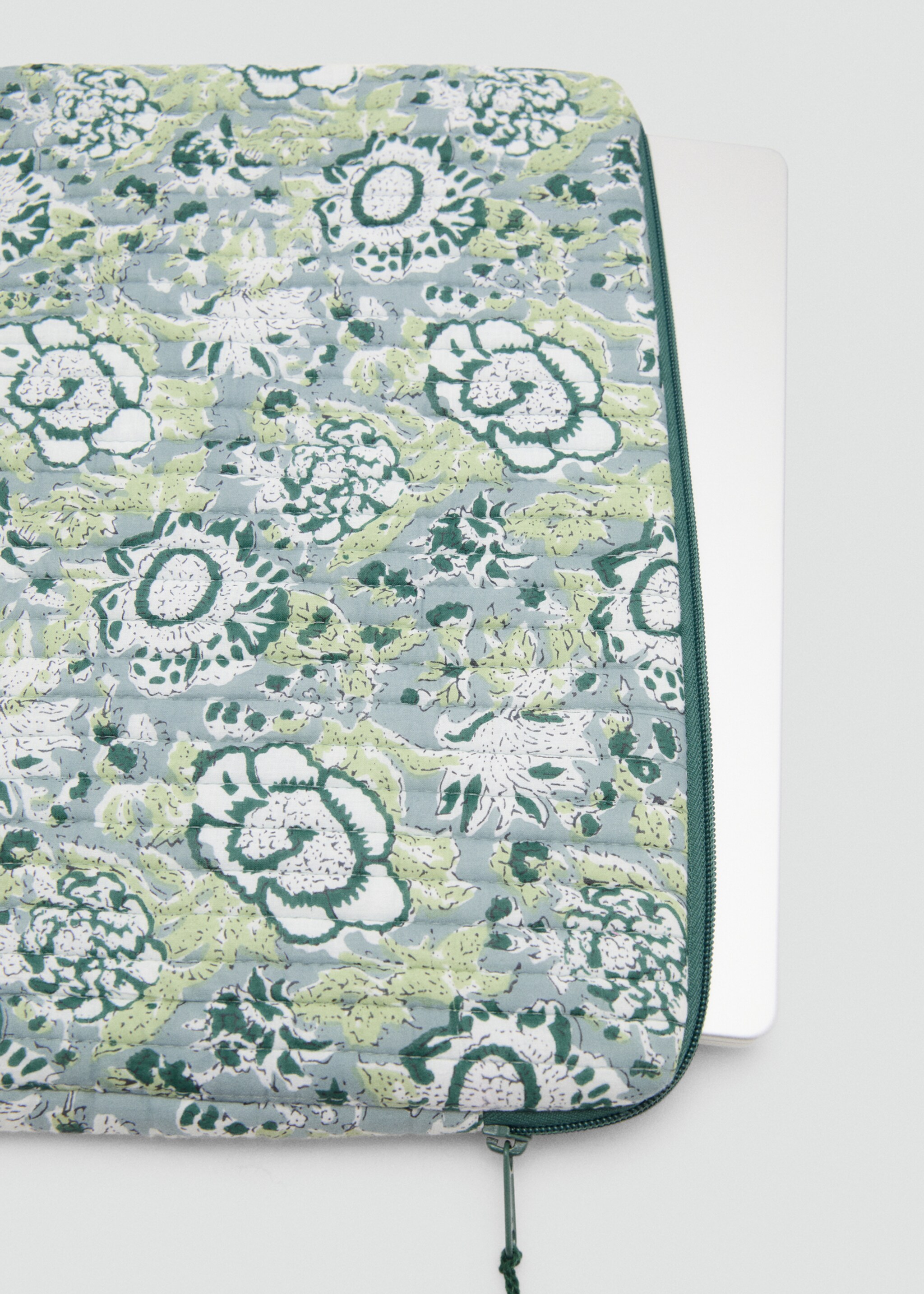 Printed laptop case - Details of the article 1, Pastel Green. Ref: 17043314-00.