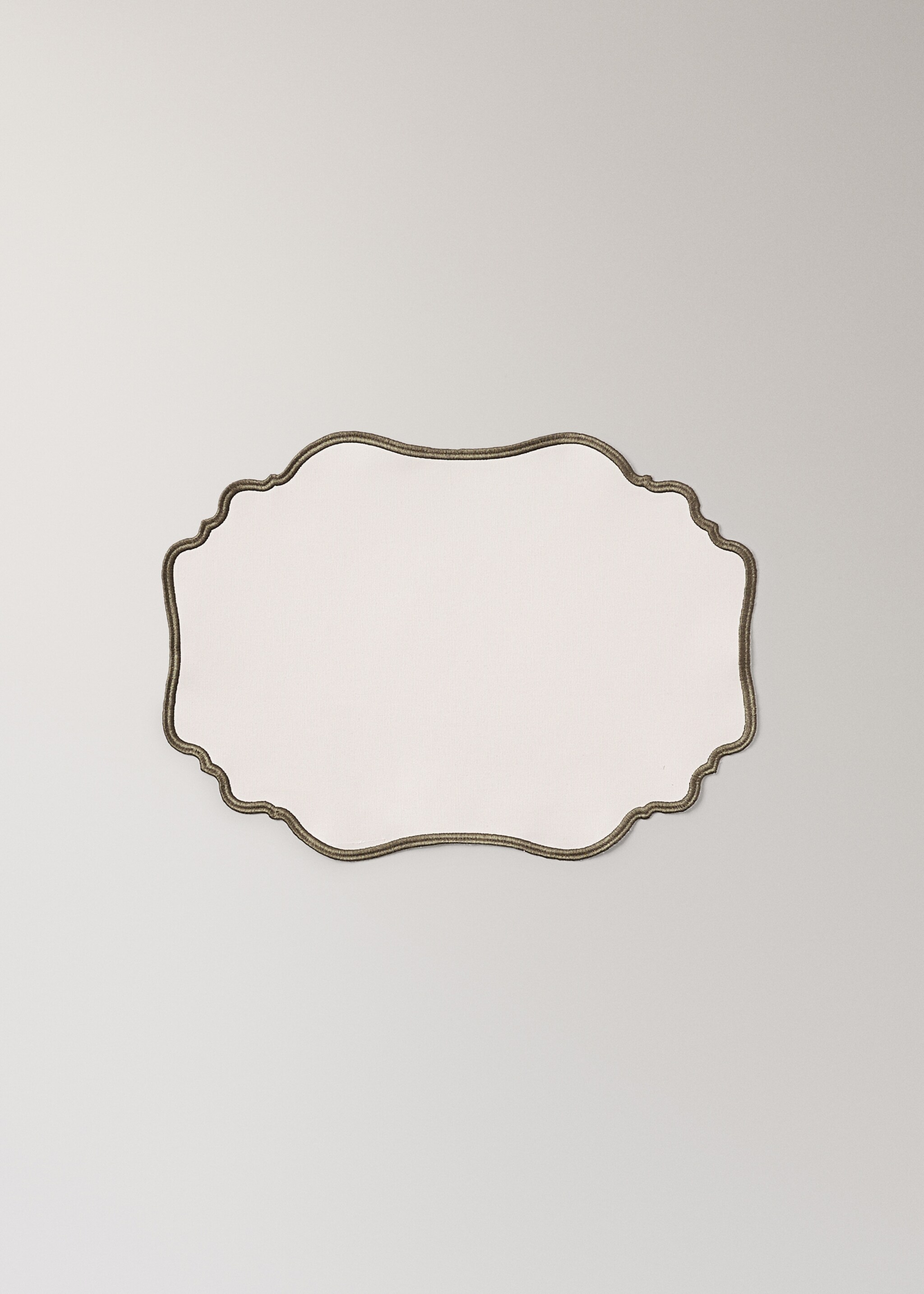 Oval resin-coated placemat with wave pattern - Article without model, Off White. Ref: 17043322-00.