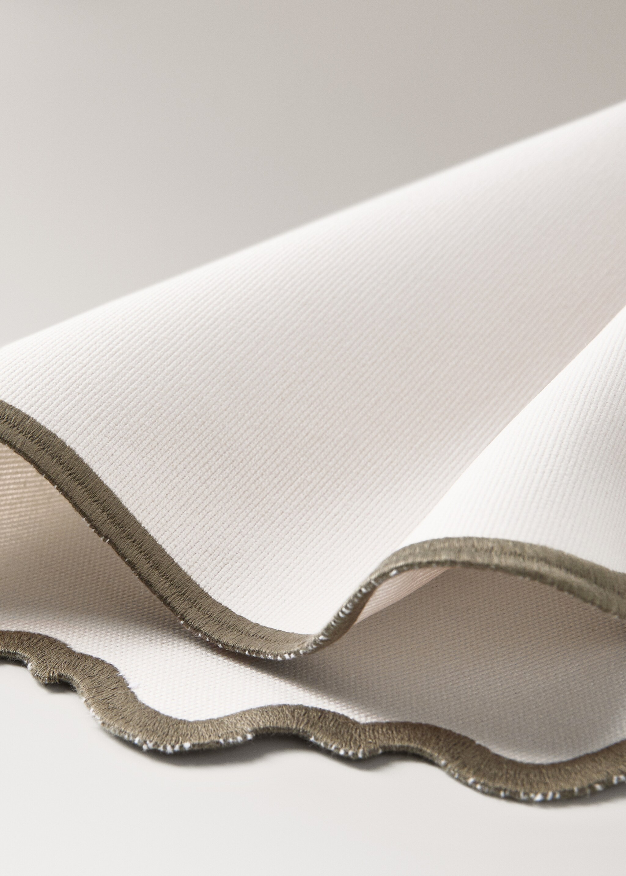 Oval resin-coated placemat with wave pattern - Details of the article 2, Off White. Ref: 17043322-00.