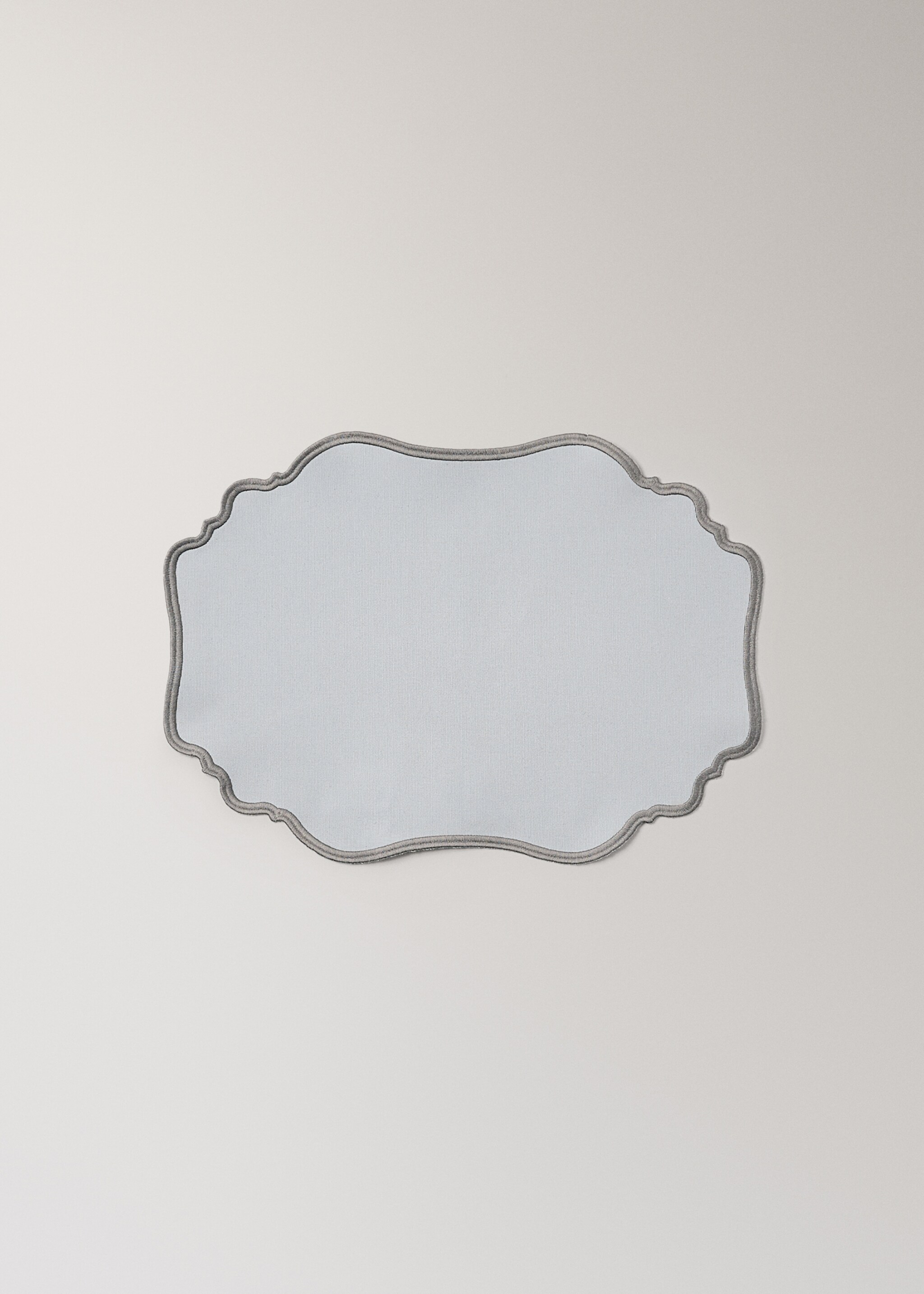 Oval resin-coated placemat with wave pattern - Article without model, Grey. Ref: 17043322-00.