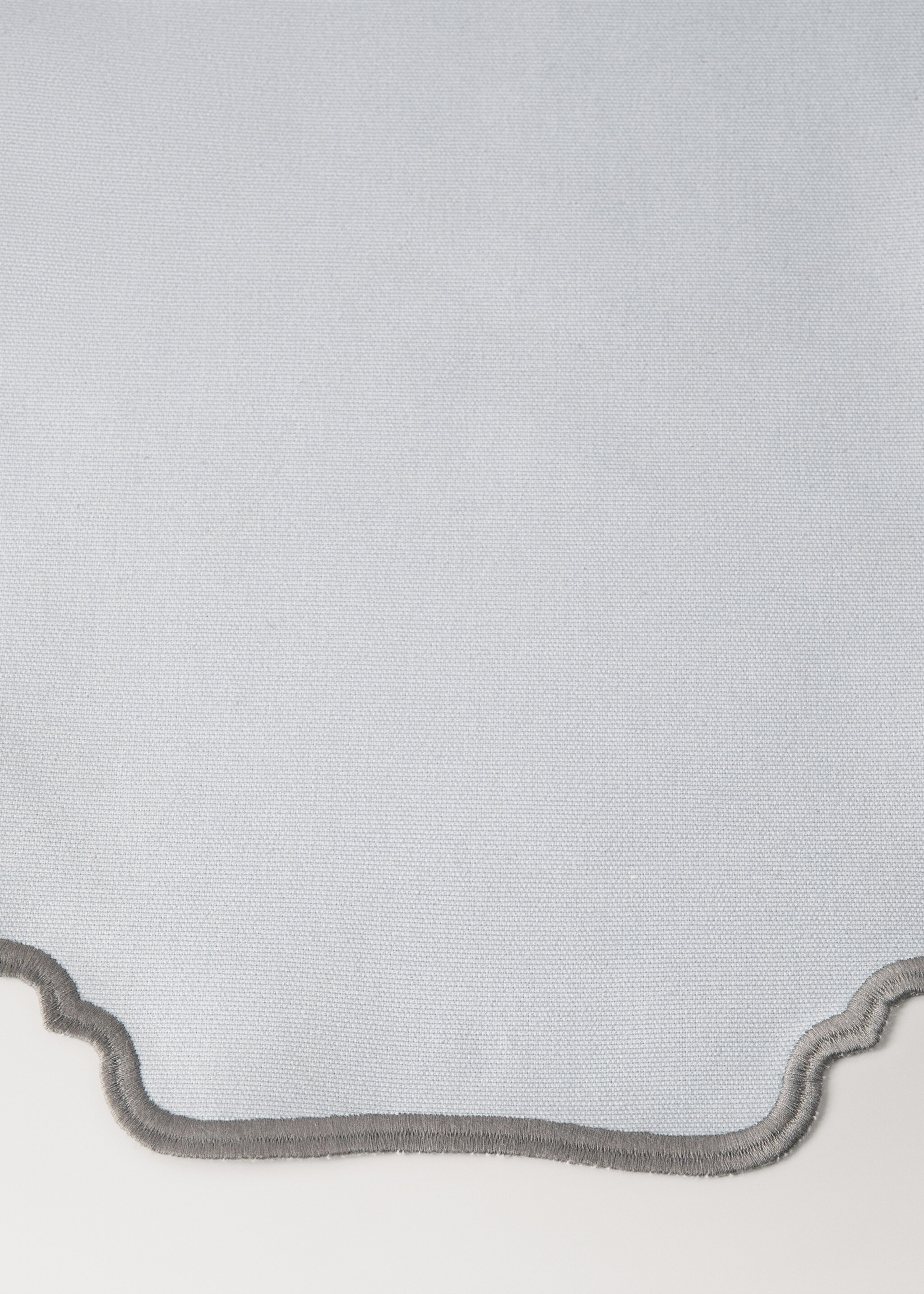 Oval resin-coated placemat with wave pattern - Details of the article 1, Grey. Ref: 17043322-00.