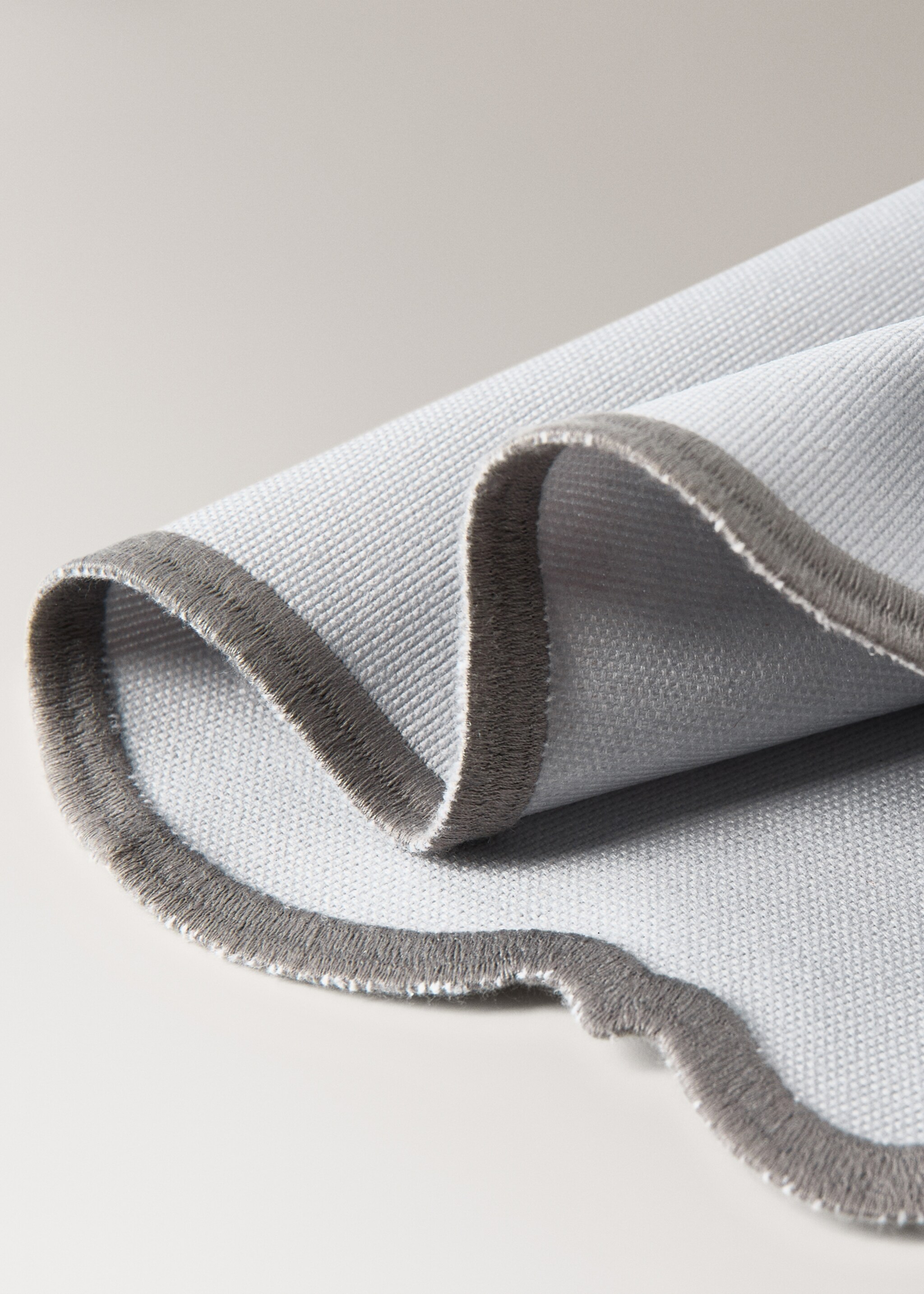 Oval resin-coated placemat with wave pattern - Details of the article 2, Grey. Ref: 17043322-00.