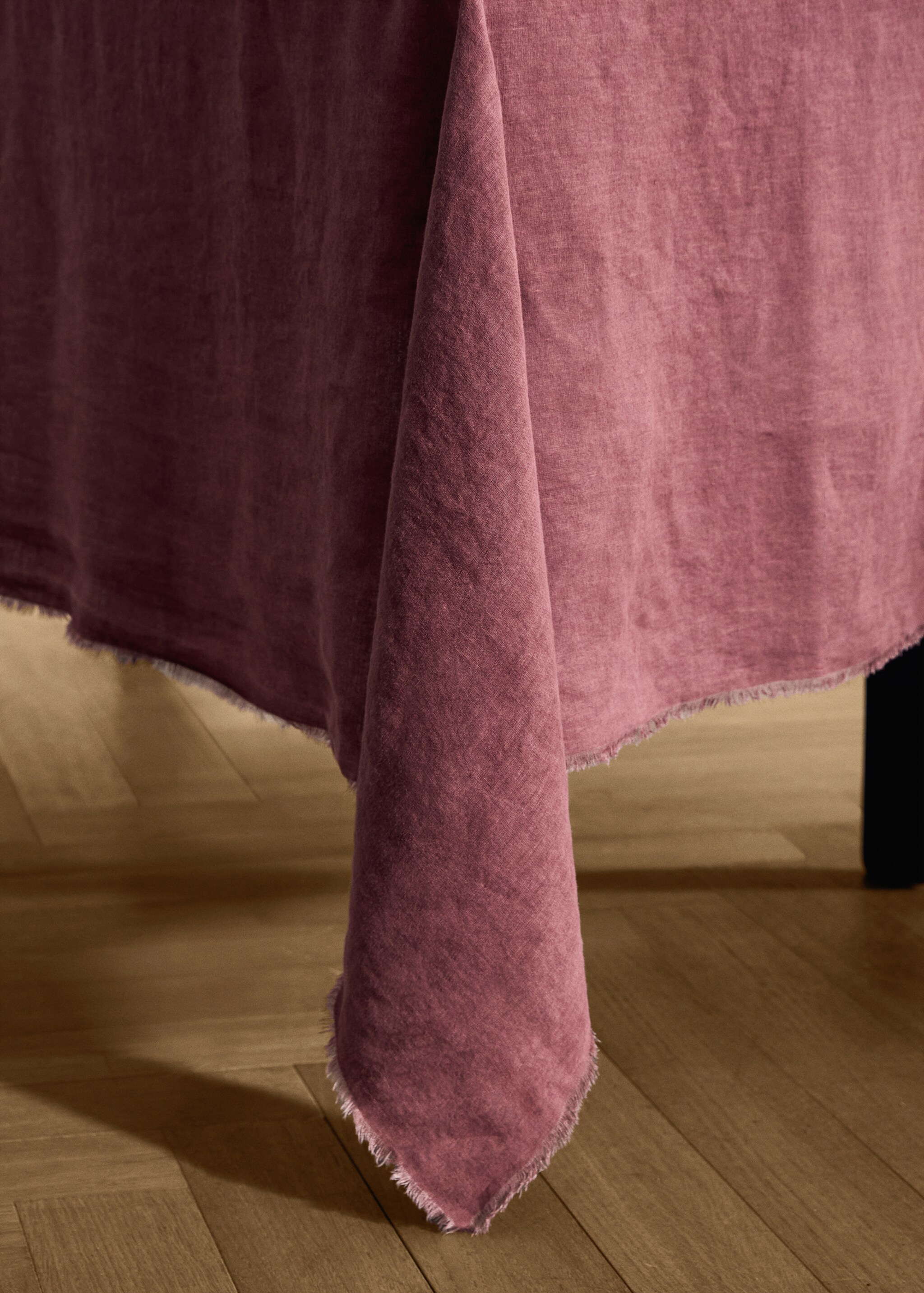 Linen tablecloth with frayed edges for 6-8 diners - Details of the article 8, Burnt Orange. Ref: 17043323-00.
