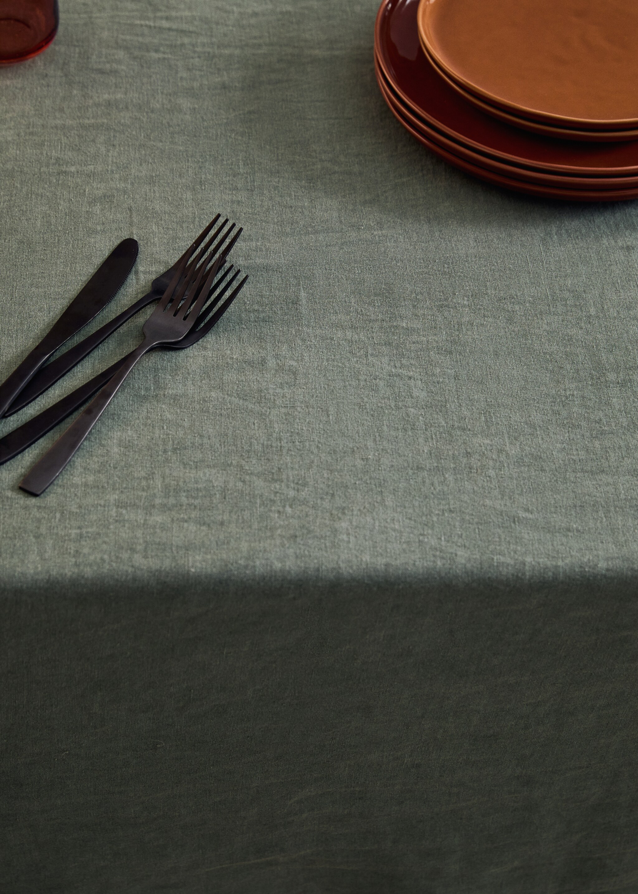 Linen tablecloth with frayed edges for 6-8 diners - Details of the article 7, Ink Blue. Ref: 17043323-00.
