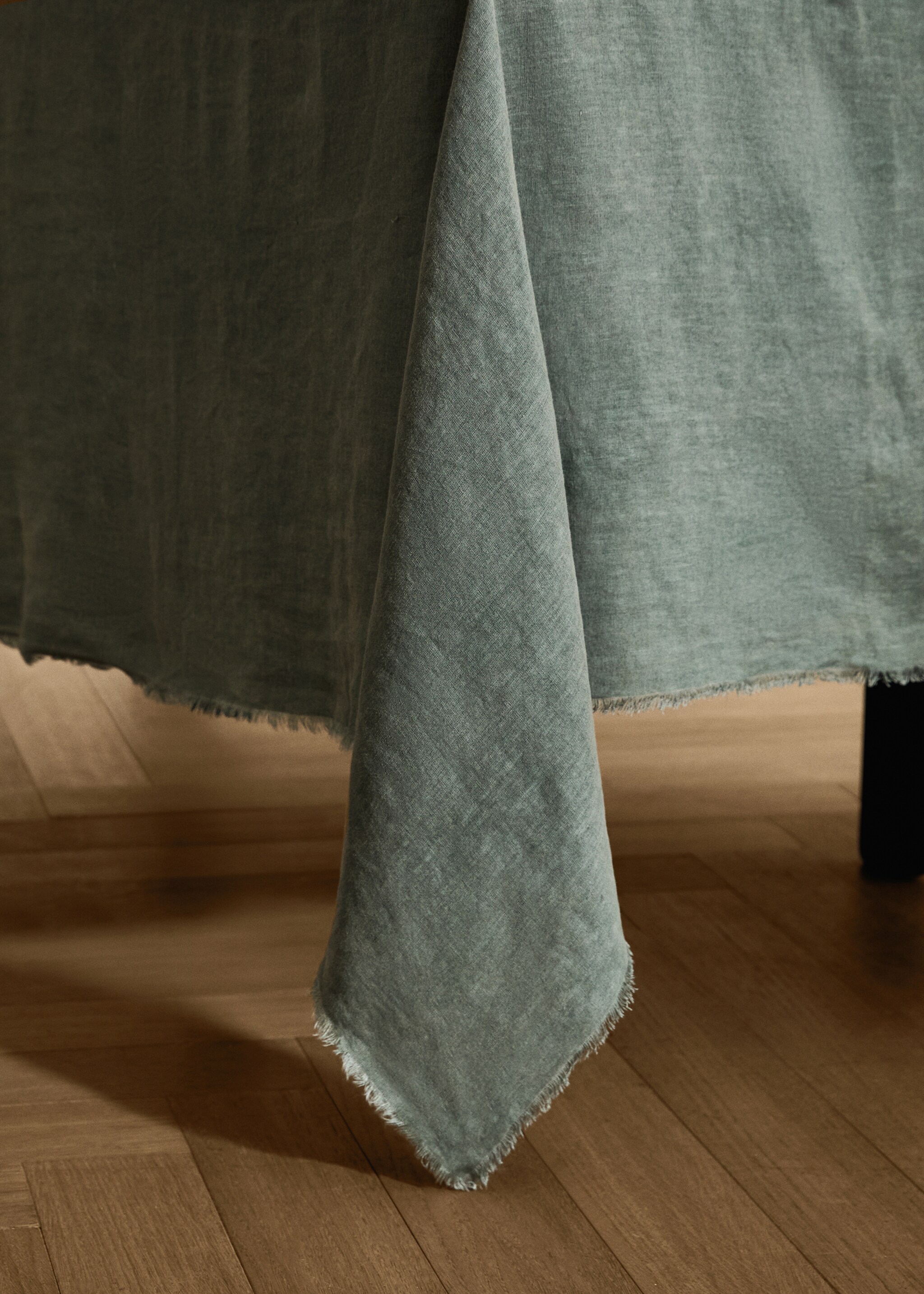 Linen tablecloth with frayed edges for 6-8 diners - Details of the article 8, Ink Blue. Ref: 17043323-00.