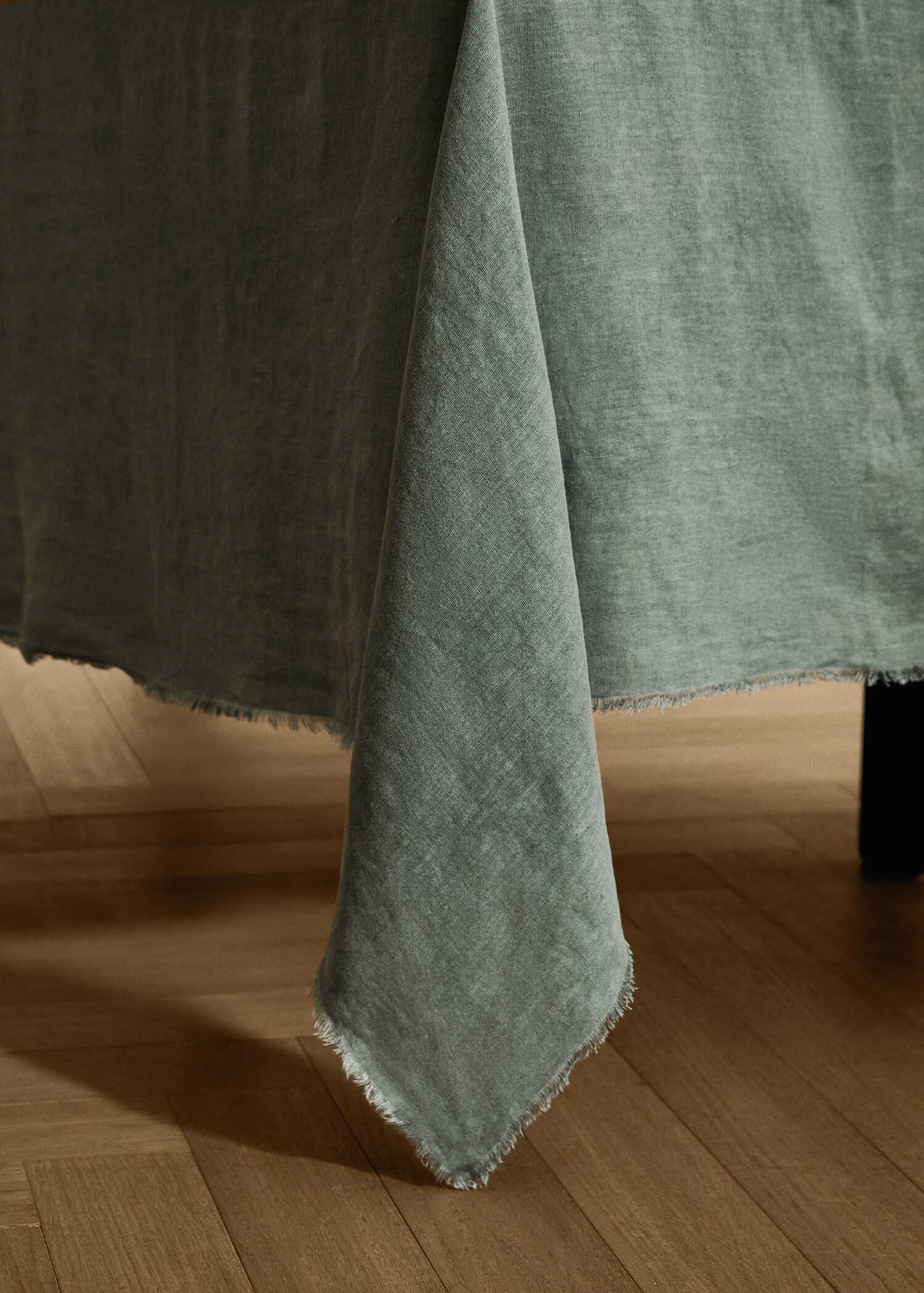 Linen tablecloth with frayed edge for 6-8 diners - Details of the article 8